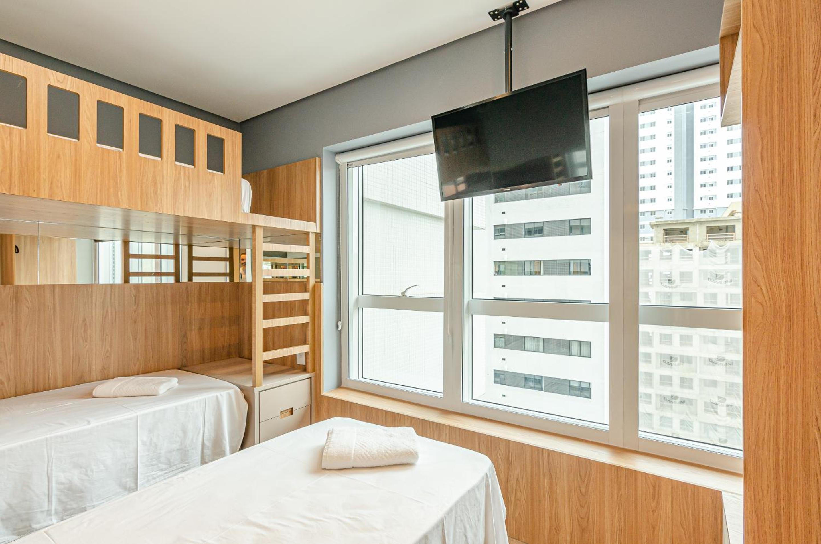 Duplex Incrível, 2 Quartos, varanda, 2 vagas Batel by UROOMS