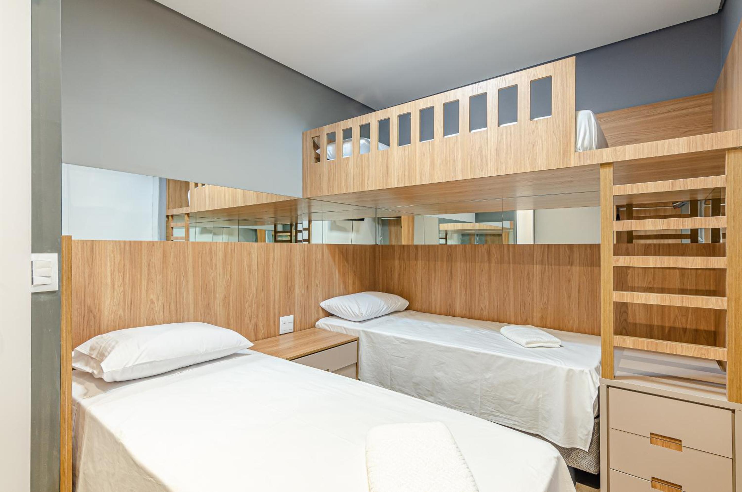 Duplex Incrível, 2 Quartos, varanda, 2 vagas Batel by UROOMS