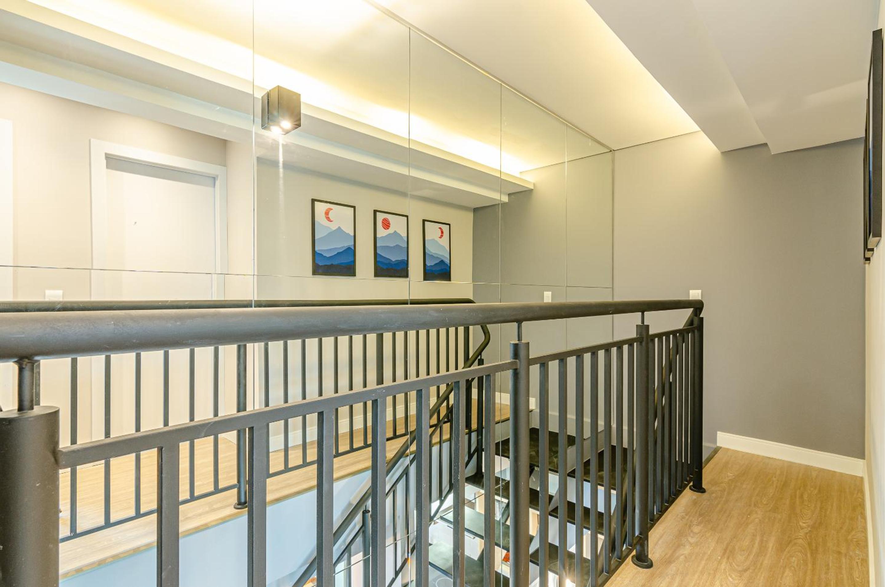 Duplex Incrível, 2 Quartos, varanda, 2 vagas Batel by UROOMS