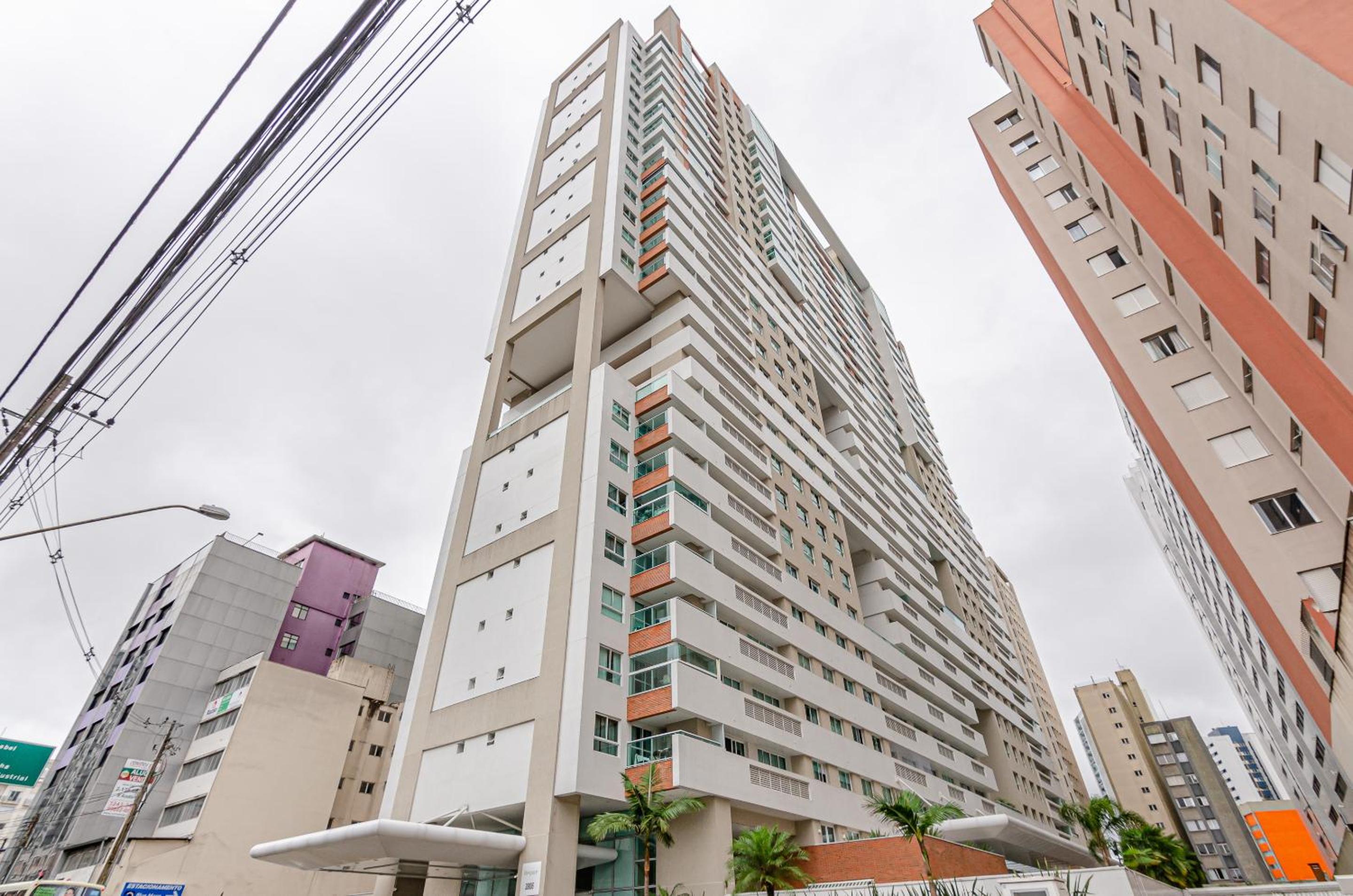 Duplex Incrível, 2 Quartos, varanda, 2 vagas Batel by UROOMS
