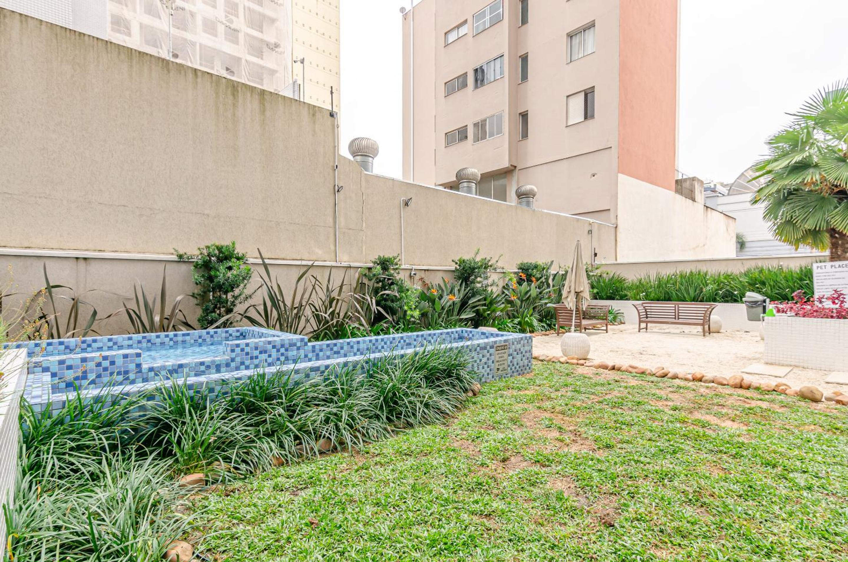 Duplex Incrível, 2 Quartos, varanda, 2 vagas Batel by UROOMS