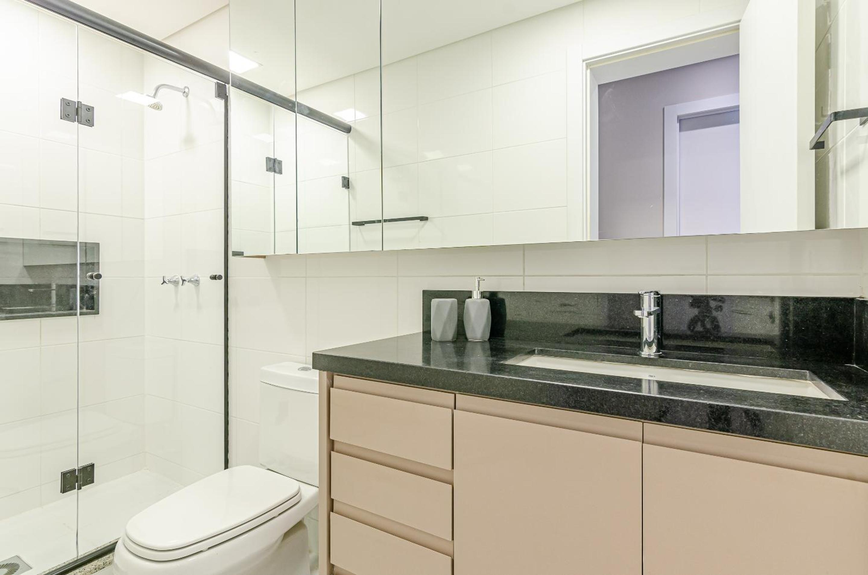 Duplex Incrível, 2 Quartos, varanda, 2 vagas Batel by UROOMS