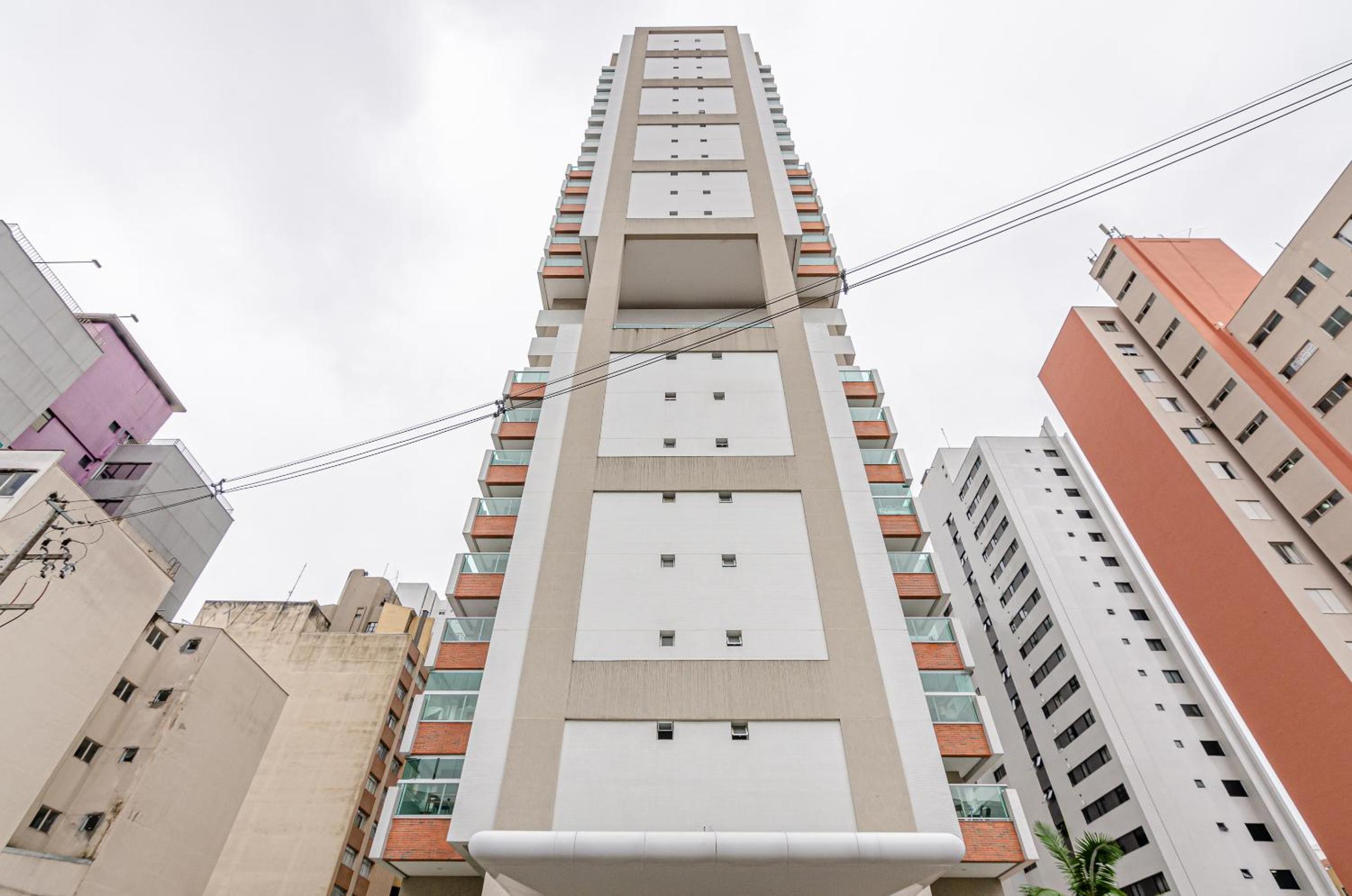 Duplex Incrível, 2 Quartos, varanda, 2 vagas Batel by UROOMS