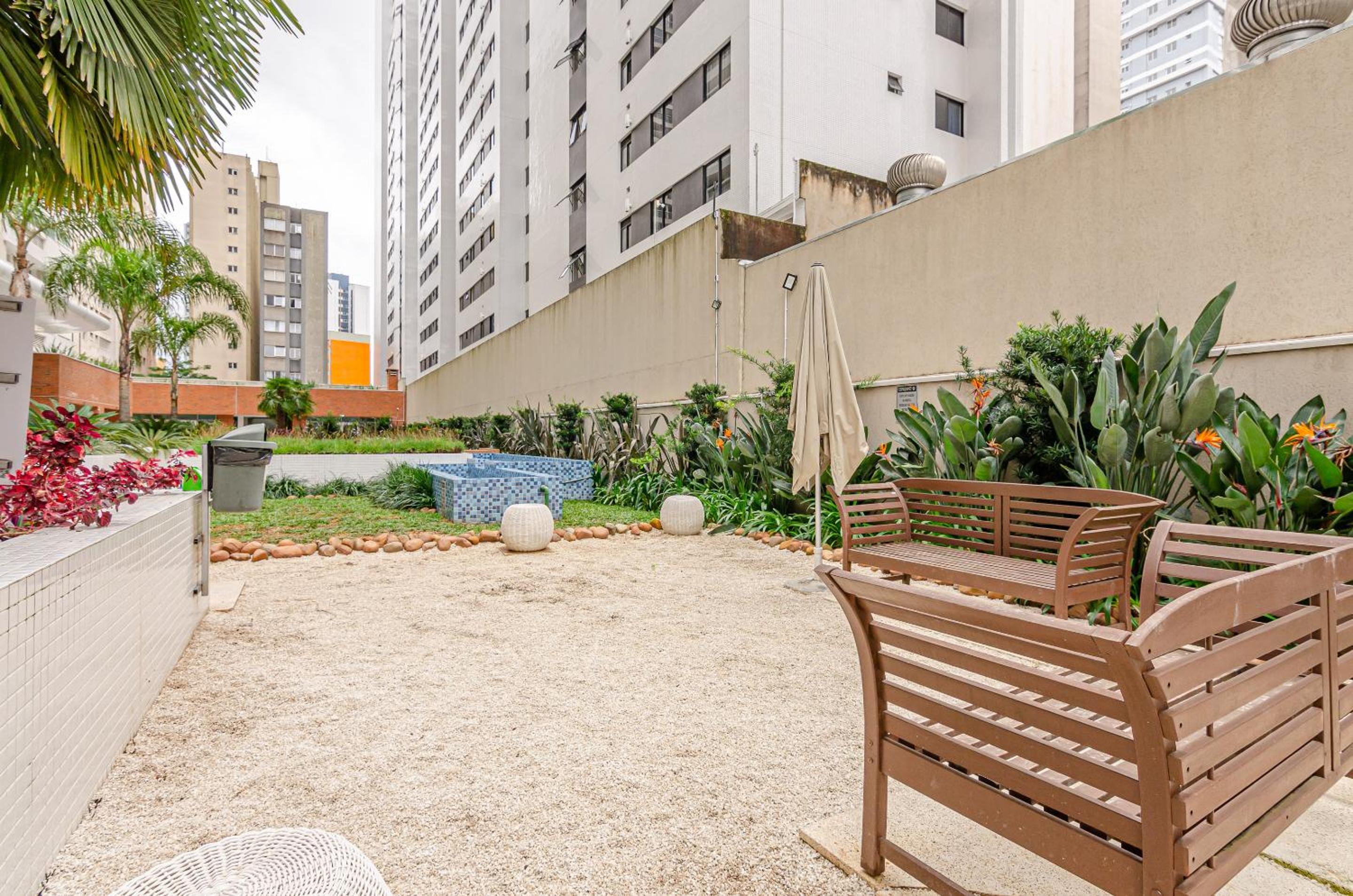 Duplex Incrível, 2 Quartos, varanda, 2 vagas Batel by UROOMS