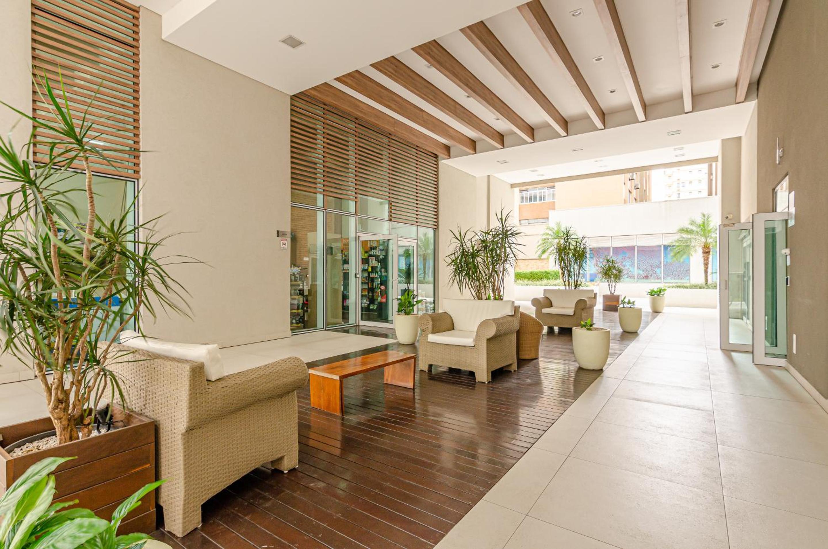 Duplex Incrível, 2 Quartos, varanda, 2 vagas Batel by UROOMS
