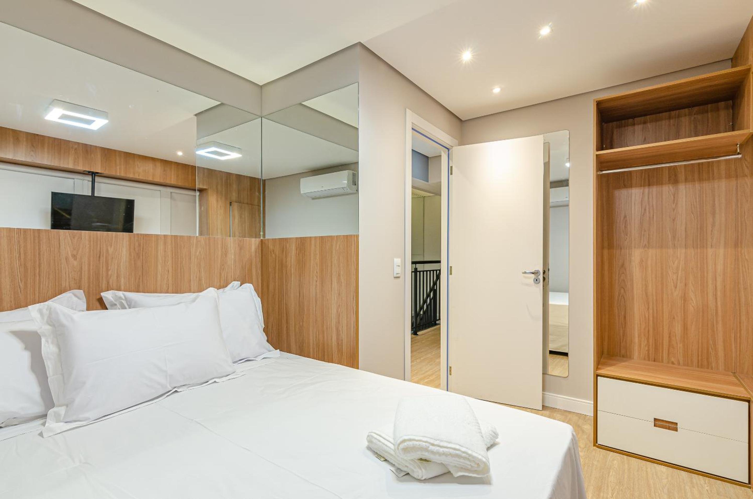 Duplex Incrível, 2 Quartos, varanda, 2 vagas Batel by UROOMS