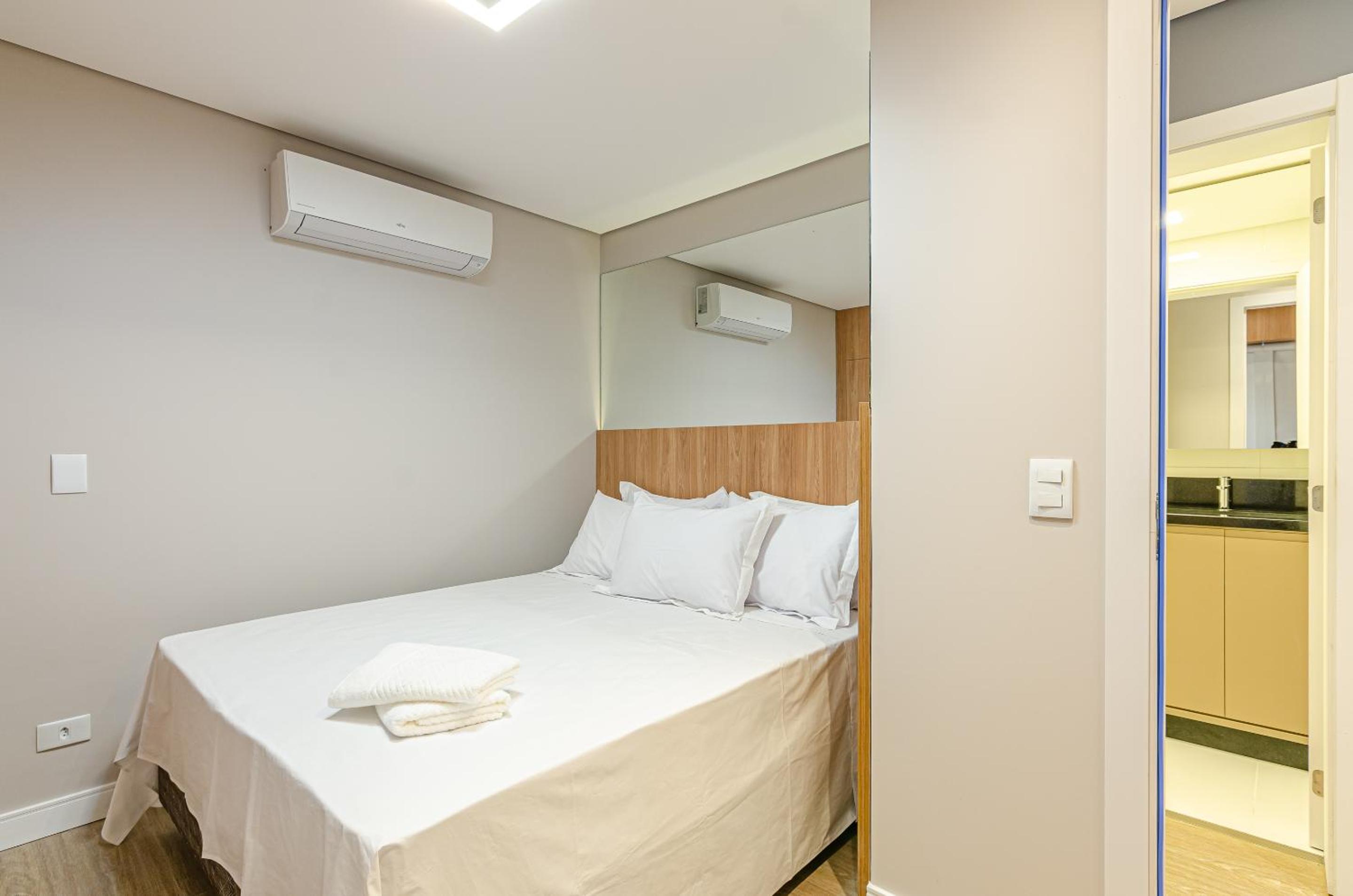 Duplex Incrível, 2 Quartos, varanda, 2 vagas Batel by UROOMS