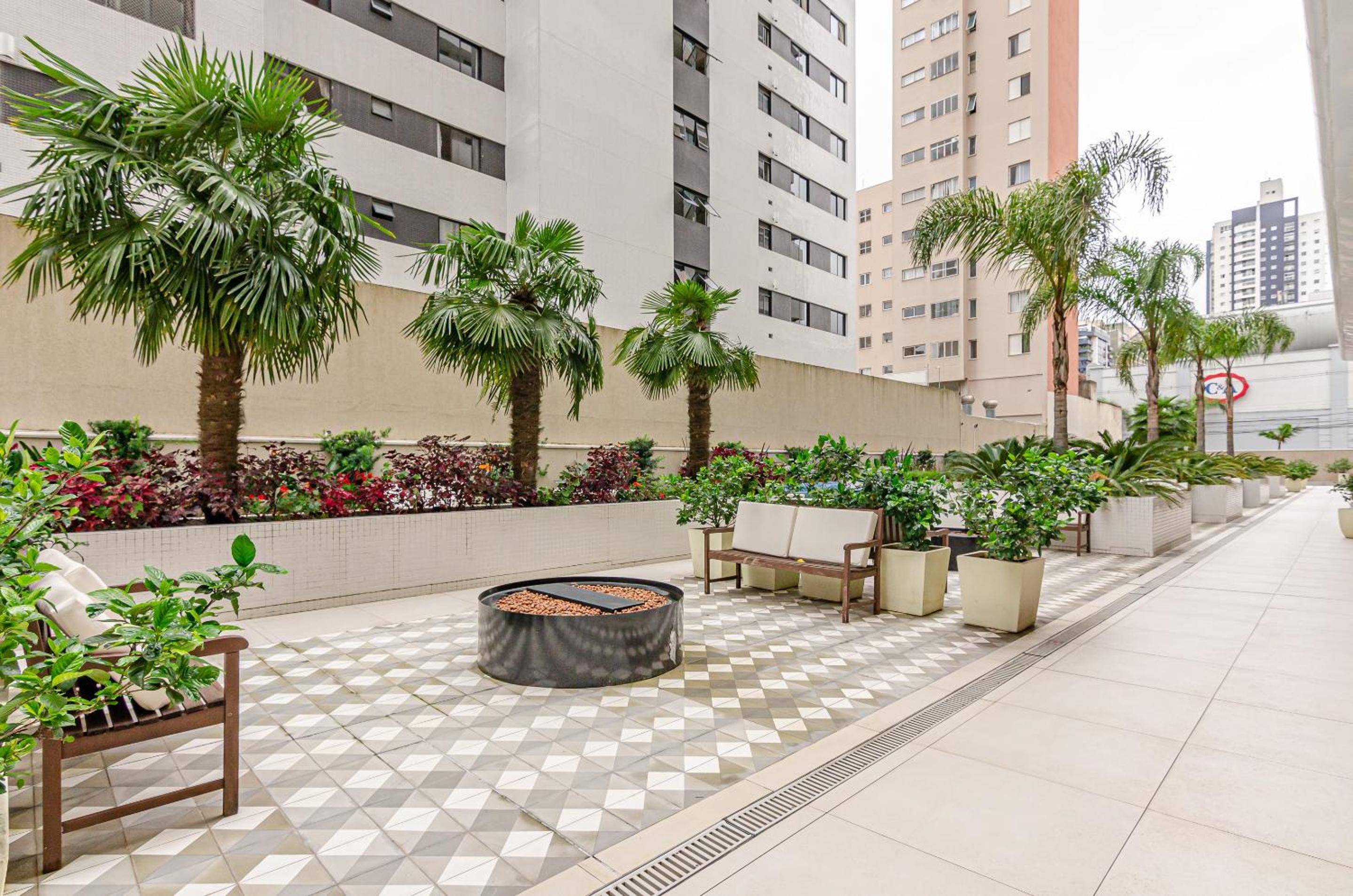 Duplex Incrível, 2 Quartos, varanda, 2 vagas Batel by UROOMS