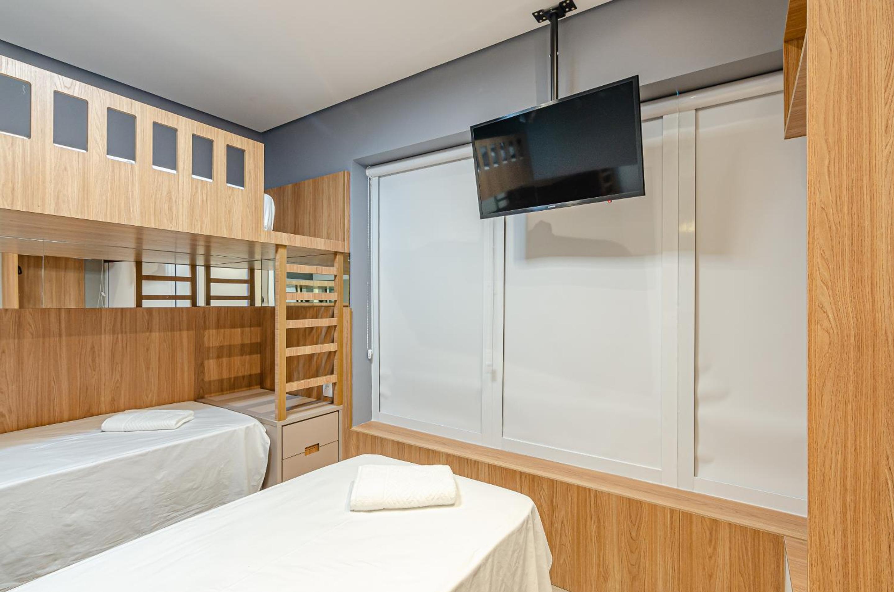 Duplex Incrível, 2 Quartos, varanda, 2 vagas Batel by UROOMS