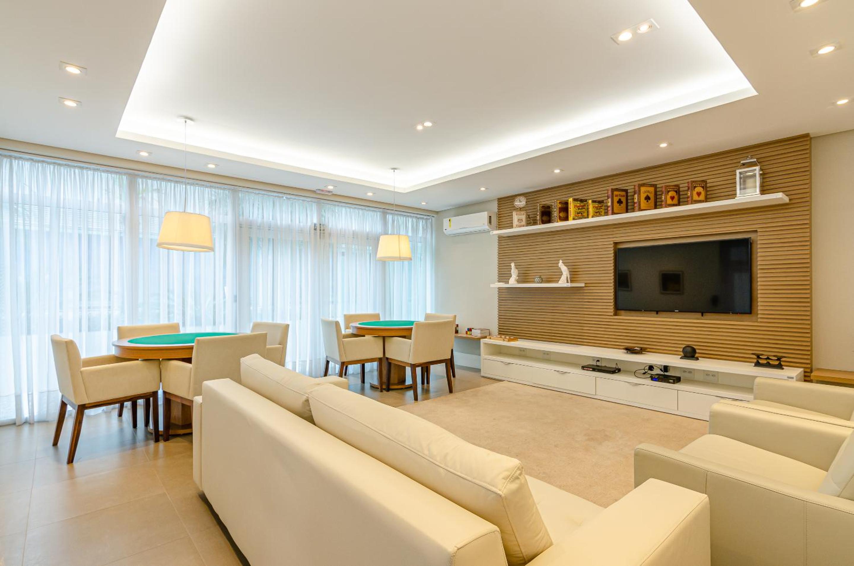 Duplex Incrível, 2 Quartos, varanda, 2 vagas Batel by UROOMS
