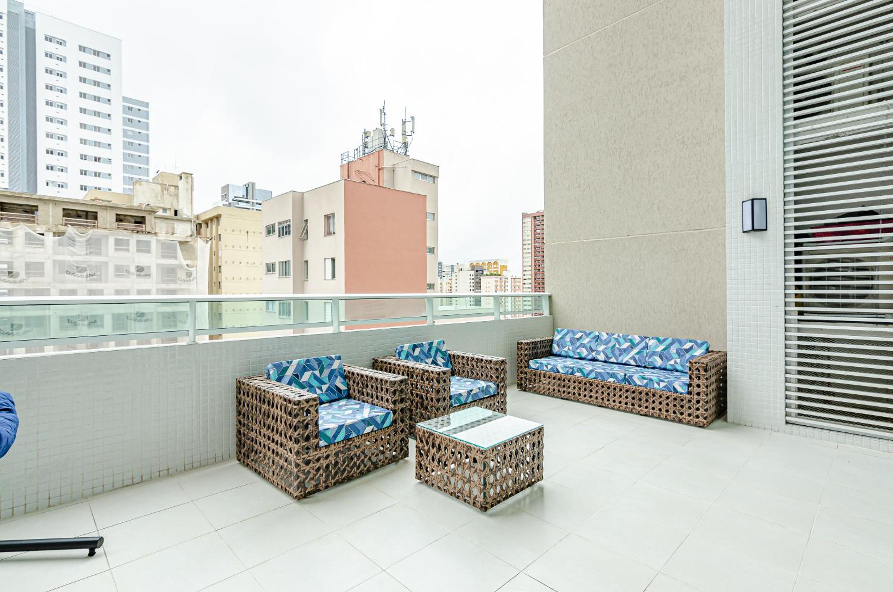 Duplex Incrível, 2 Quartos, varanda, 2 vagas Batel by UROOMS