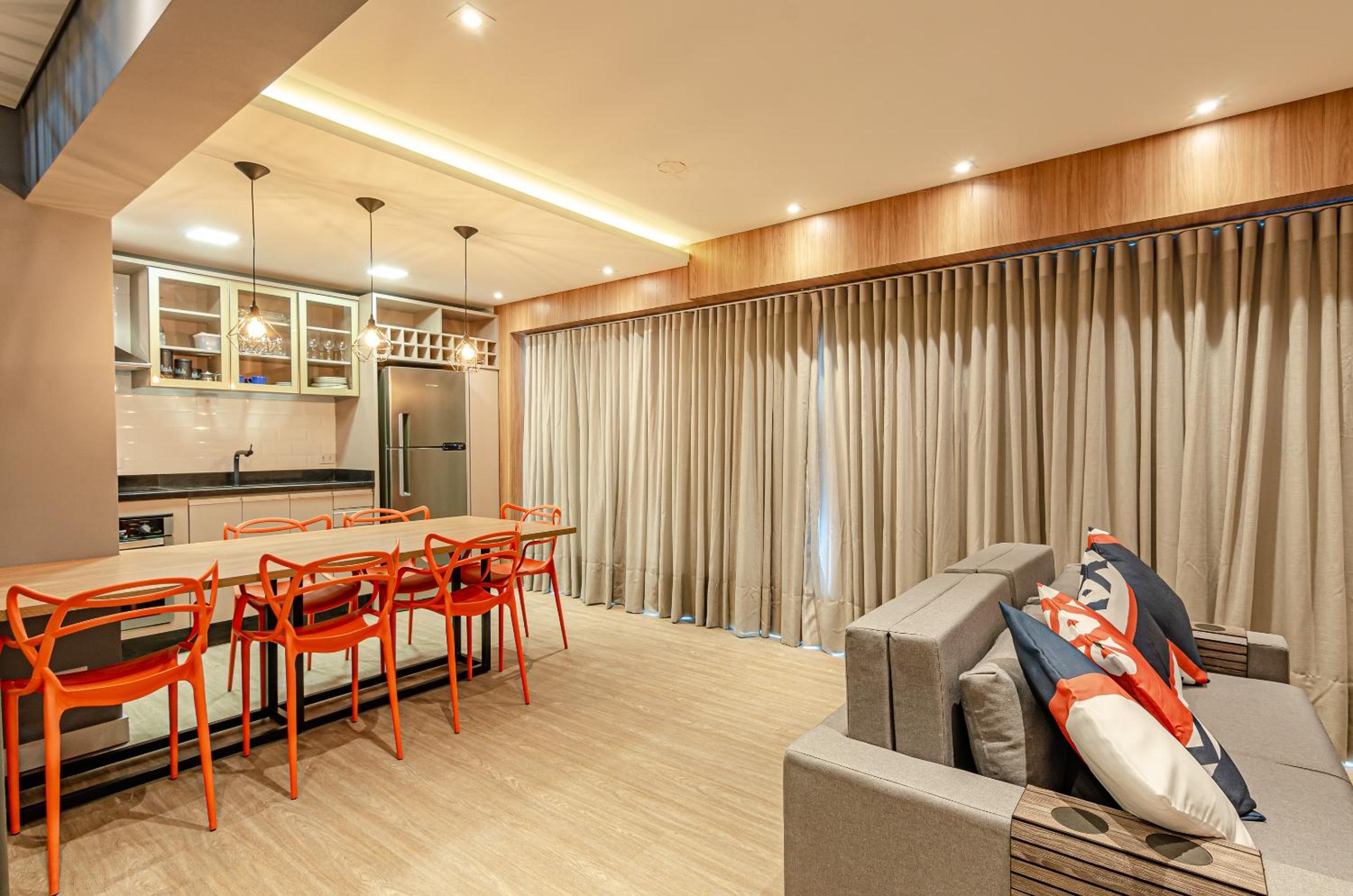 Duplex Incrível, 2 Quartos, varanda, 2 vagas Batel by UROOMS