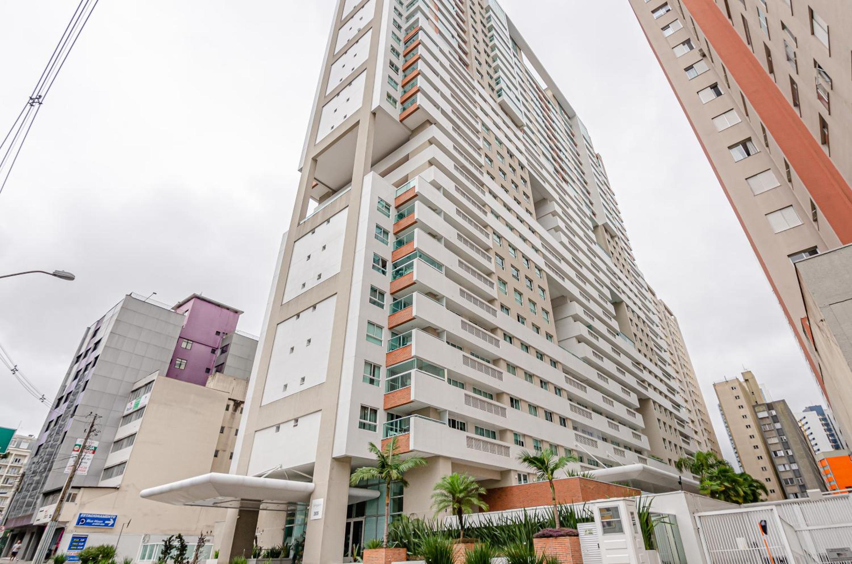 Duplex Incrível, 2 Quartos, varanda, 2 vagas Batel by UROOMS
