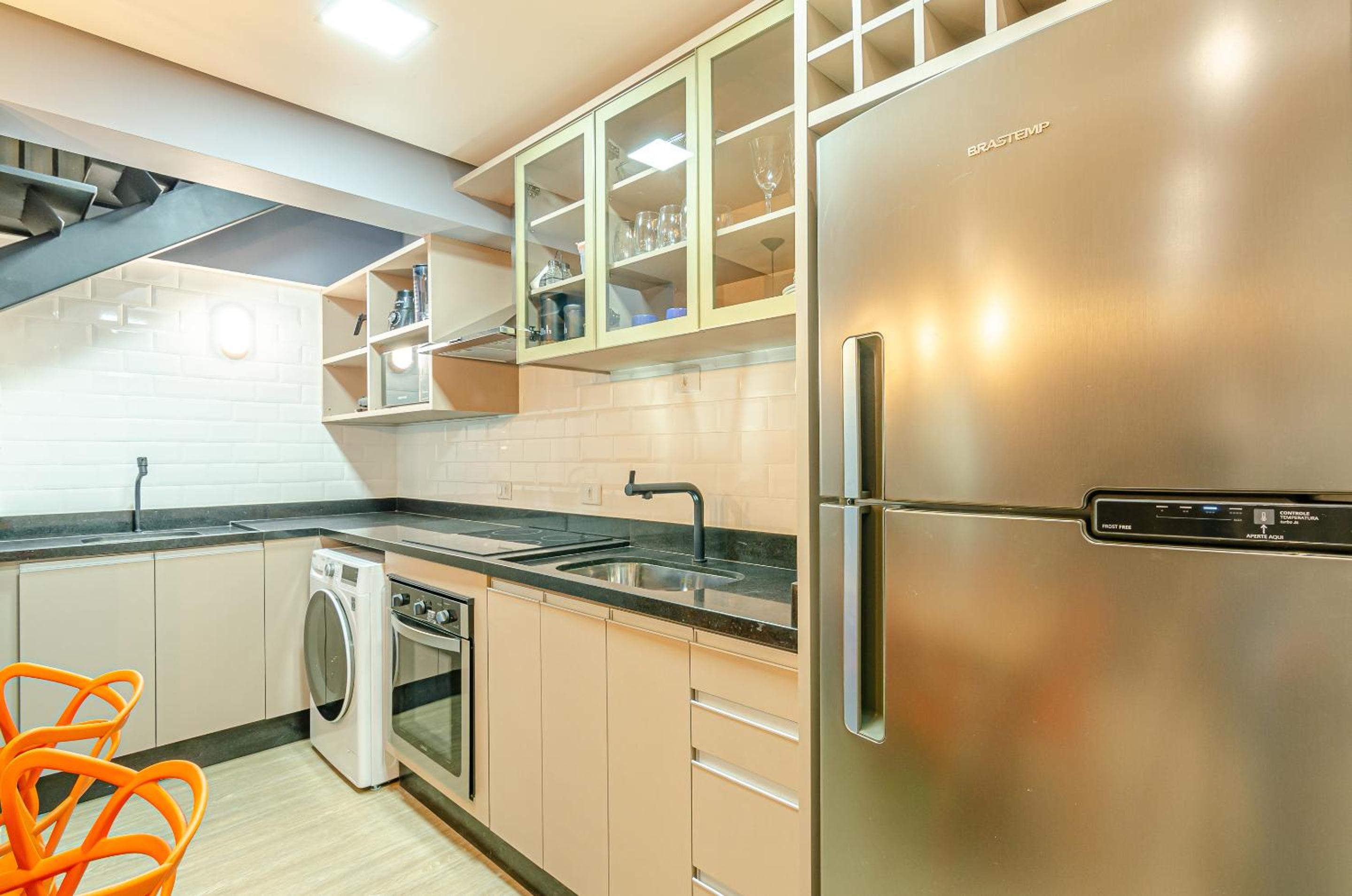 Duplex Incrível, 2 Quartos, varanda, 2 vagas Batel by UROOMS