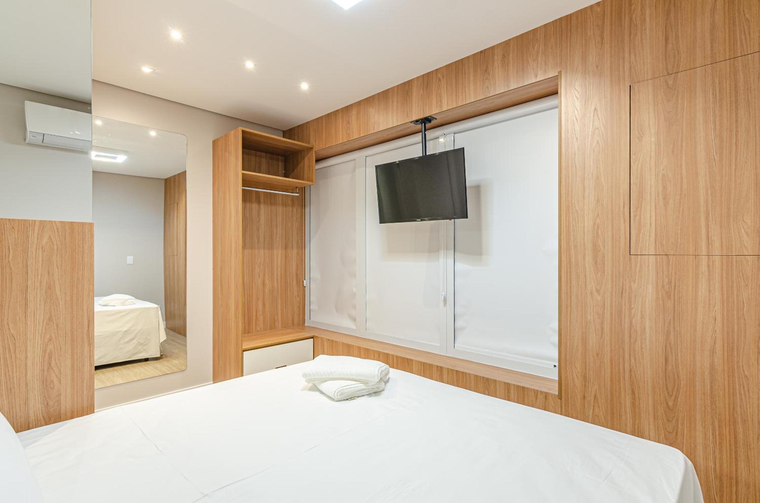 Duplex Incrível, 2 Quartos, varanda, 2 vagas Batel by UROOMS