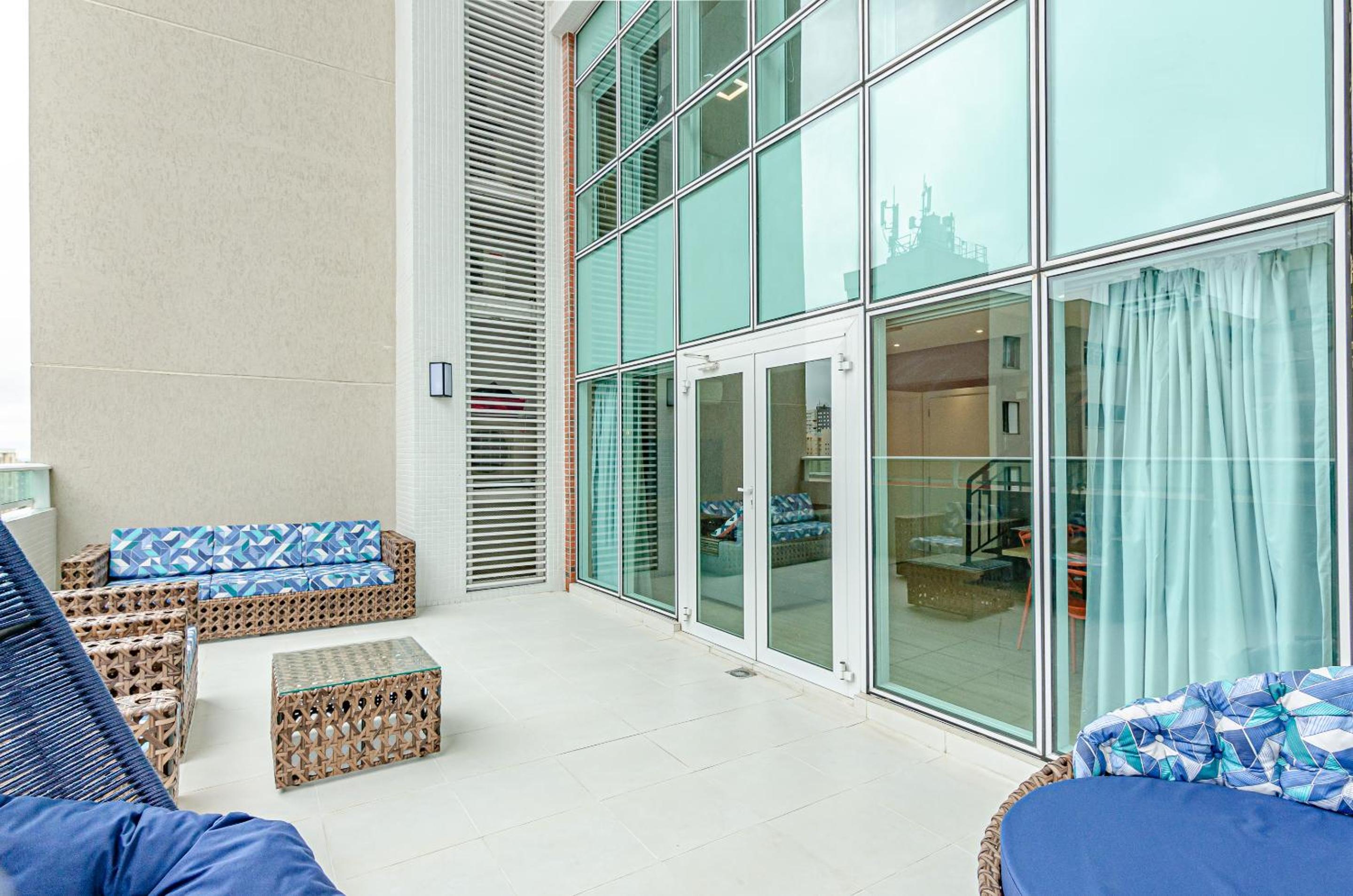 Duplex Incrível, 2 Quartos, varanda, 2 vagas Batel by UROOMS
