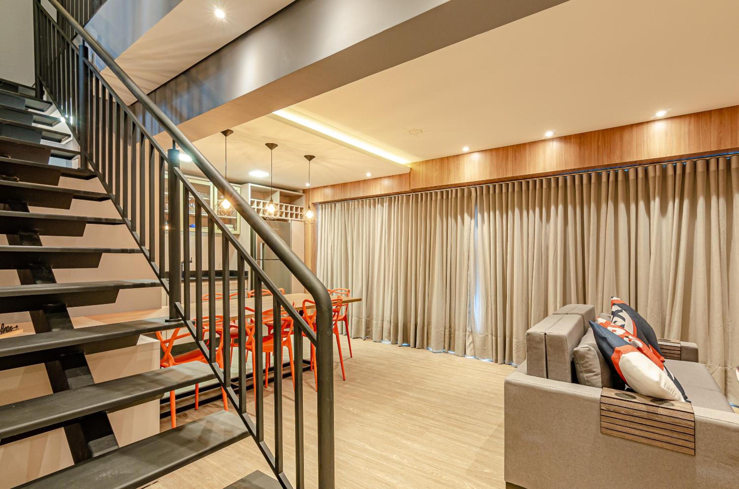 Duplex Incrível, 2 Quartos, varanda, 2 vagas Batel by UROOMS