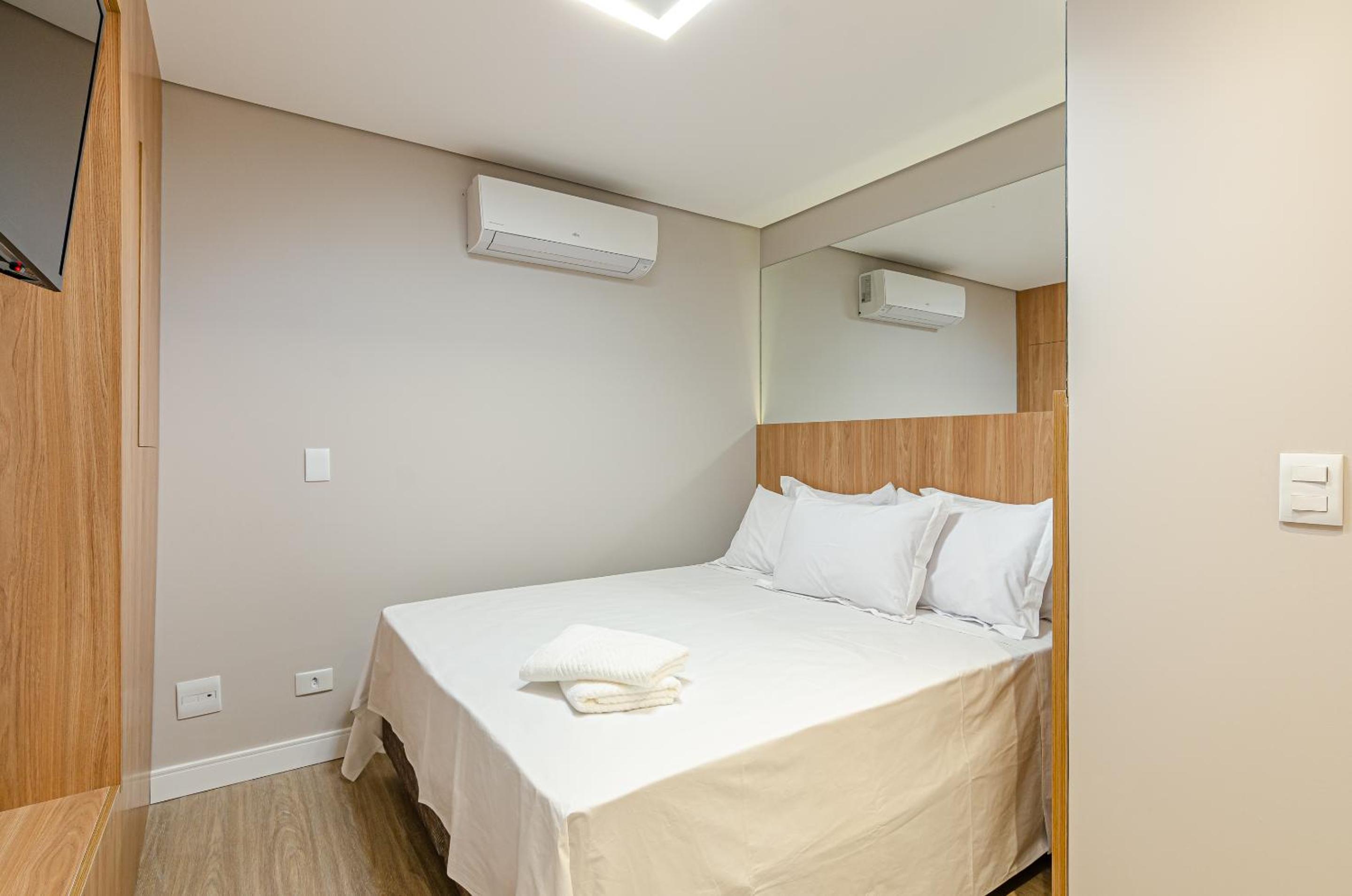Duplex Incrível, 2 Quartos, varanda, 2 vagas Batel by UROOMS