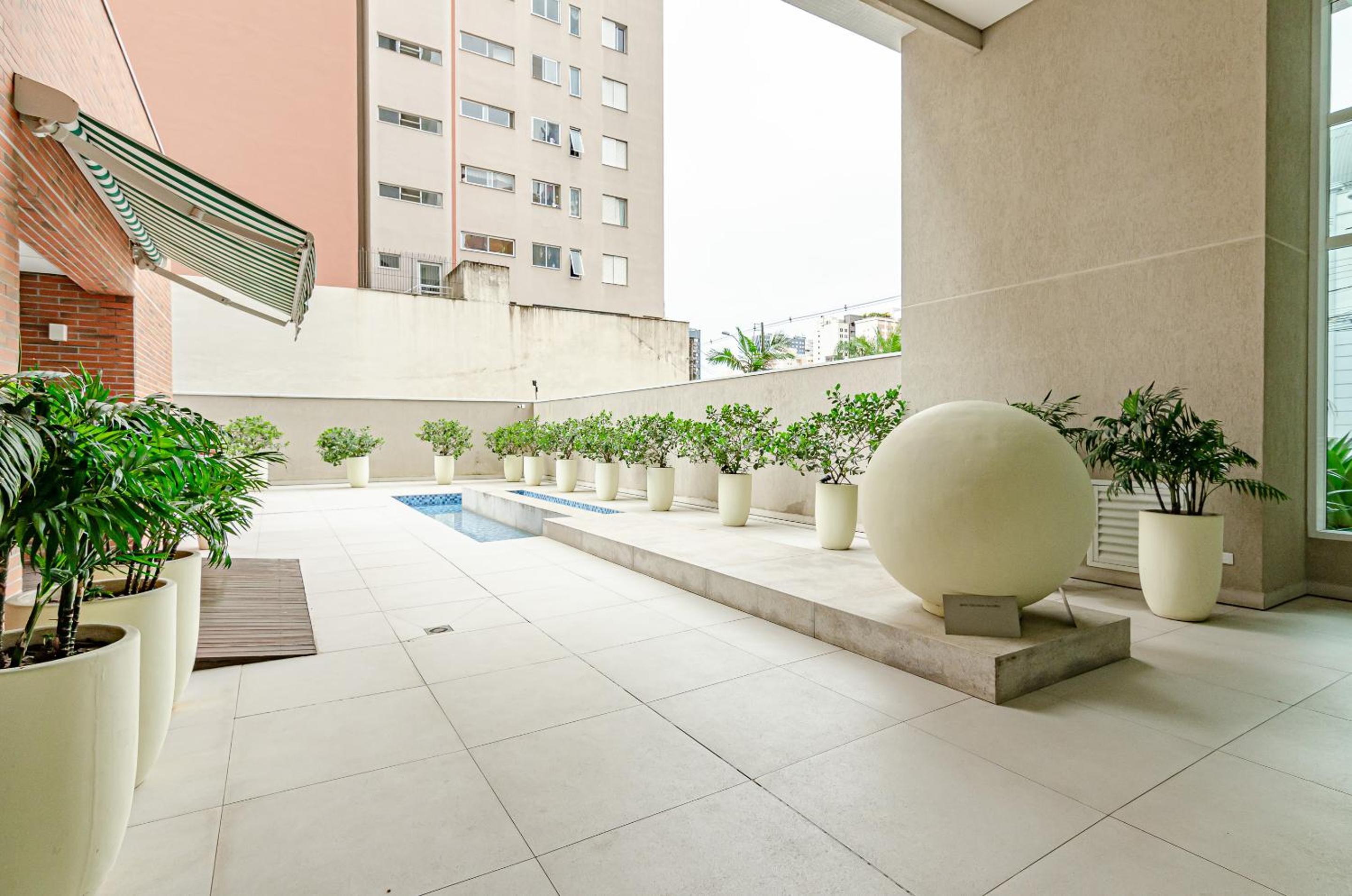 Duplex Incrível, 2 Quartos, varanda, 2 vagas Batel by UROOMS
