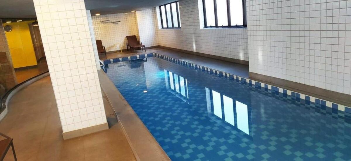 Flat em Moema na avenida Ibirapuera com cozinha, estacionamento, piscina e serviços