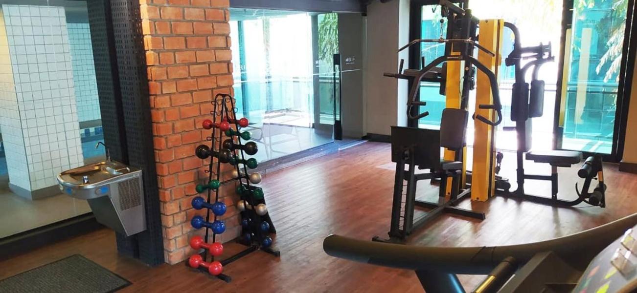 Flat em Moema na avenida Ibirapuera com cozinha, estacionamento, piscina e serviços