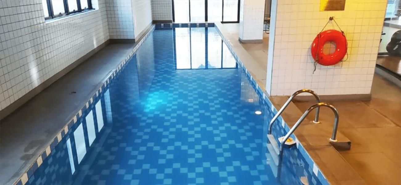 Flat em Moema na avenida Ibirapuera com cozinha, estacionamento, piscina e serviços