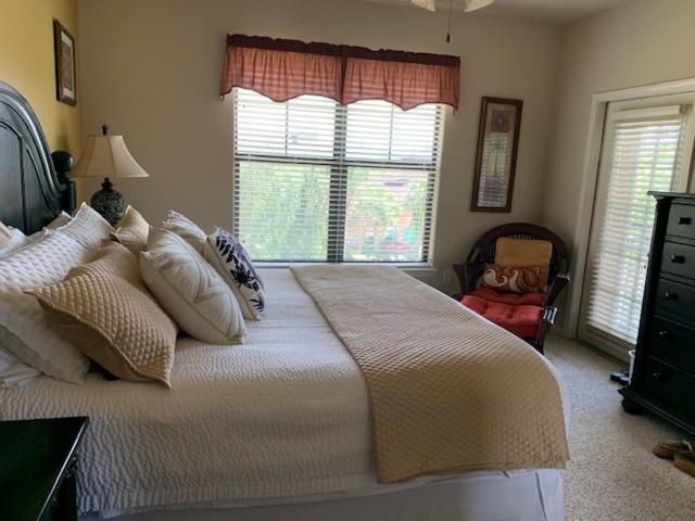 Pool view condo, 8 miles to Disney, washer, dryer, two pools, fitness room, wifi, cable view 2
