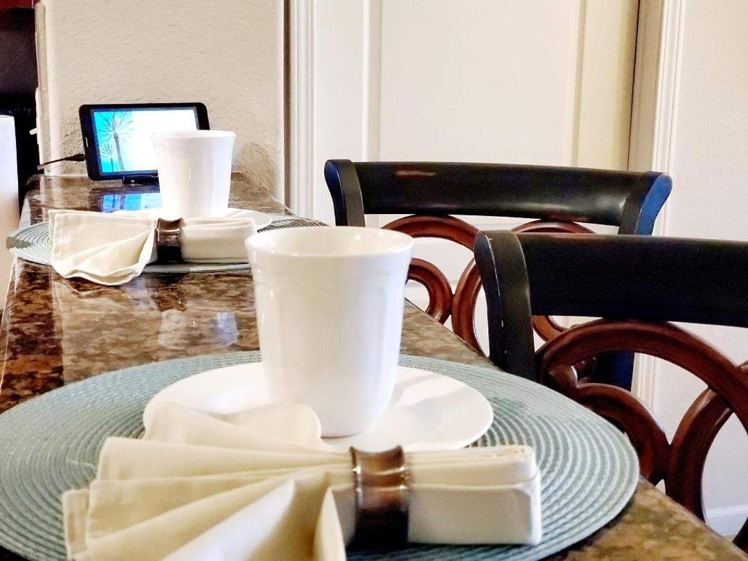 Disney just 8 miles away, washer, dryer, kitchen, living room, two pools, fitness room view 4