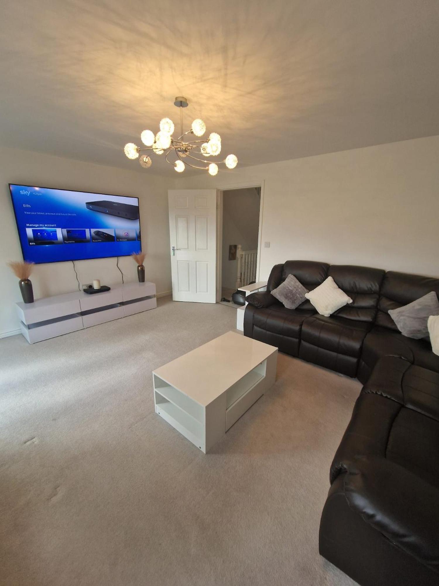 Modern and Luxurious 3 bedroom Townhouse view 5