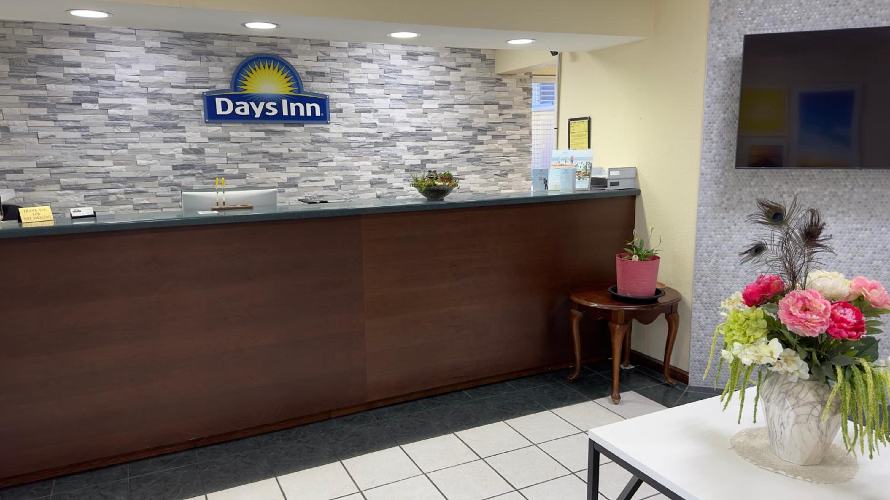 Days Inn By Wyndham Lexington-Columbia view 4