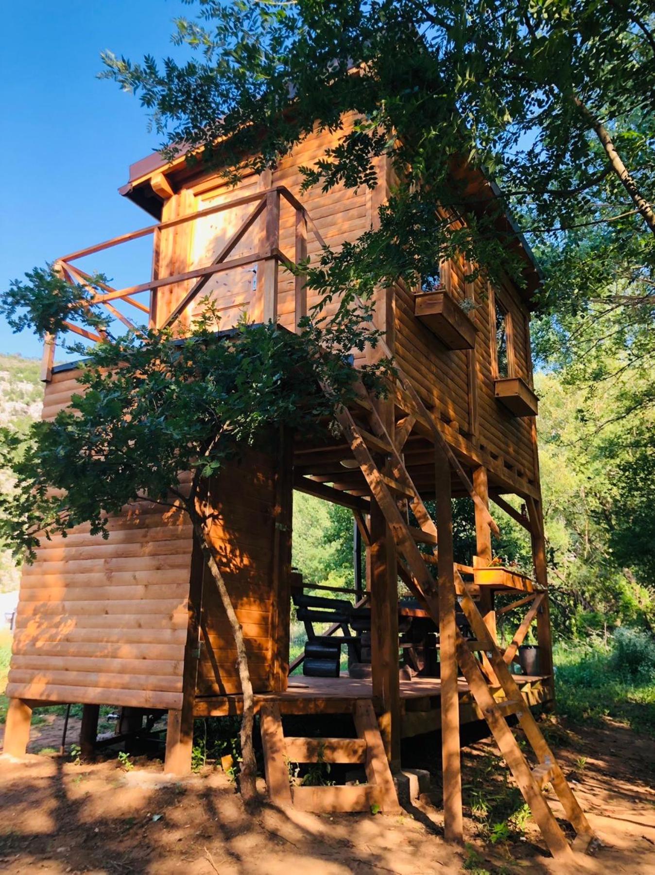 Cozy Treehouse with private sand beach