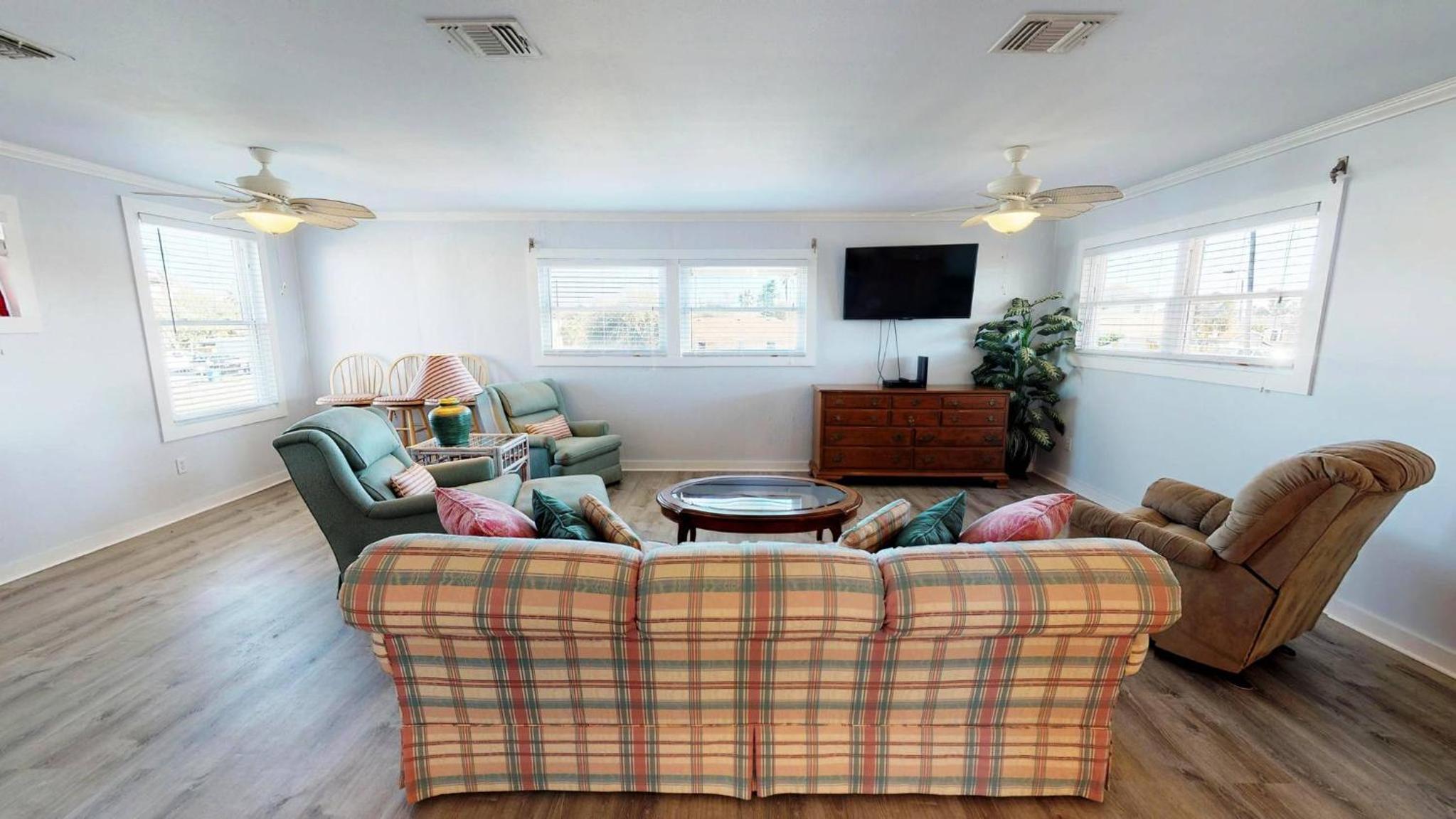 SS424 Fenced Yard, Outdoor Shower, Ample Parking view 5