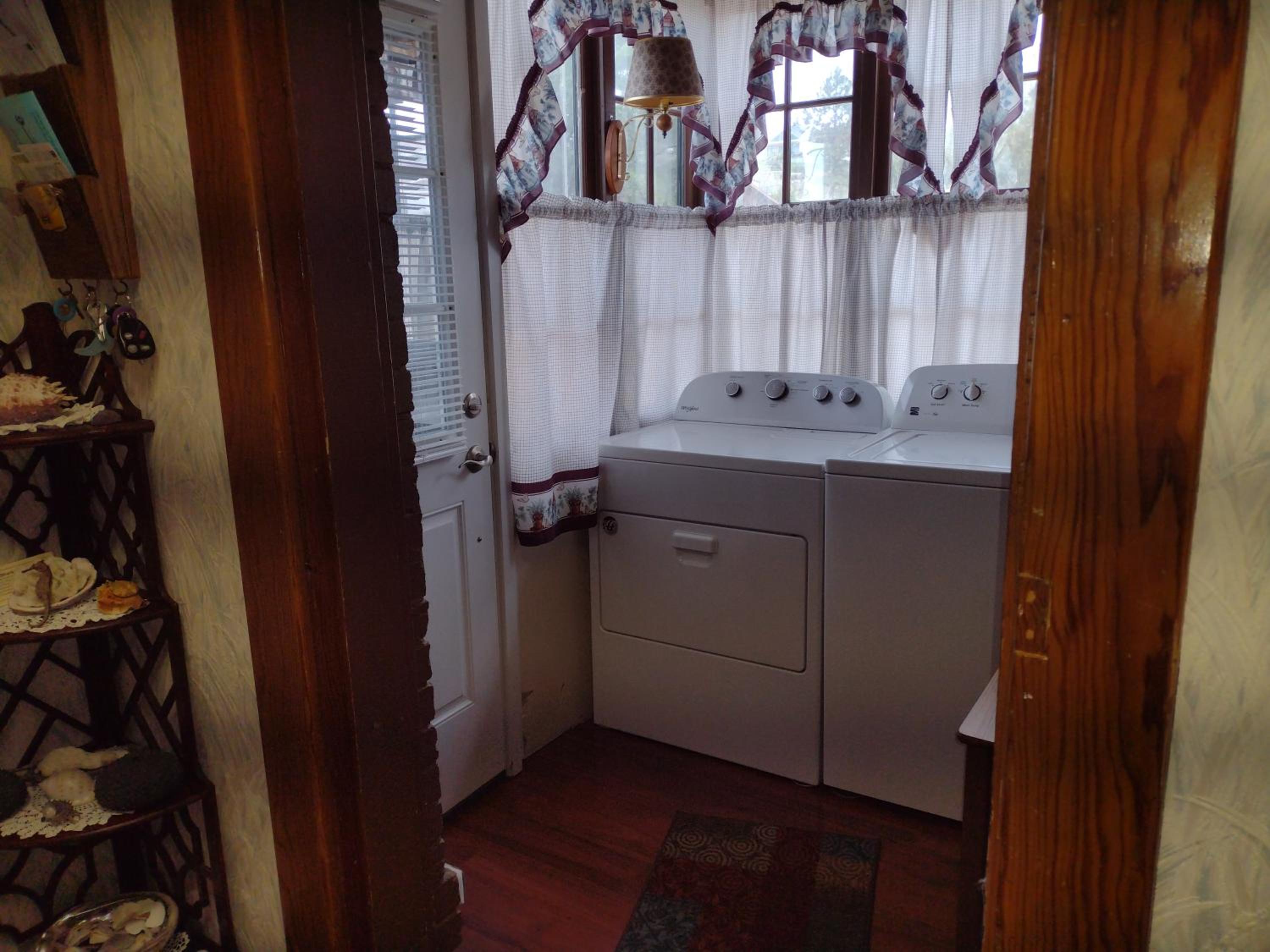 Quiet FULL-SIZE bed close to town 420 friendly view 5