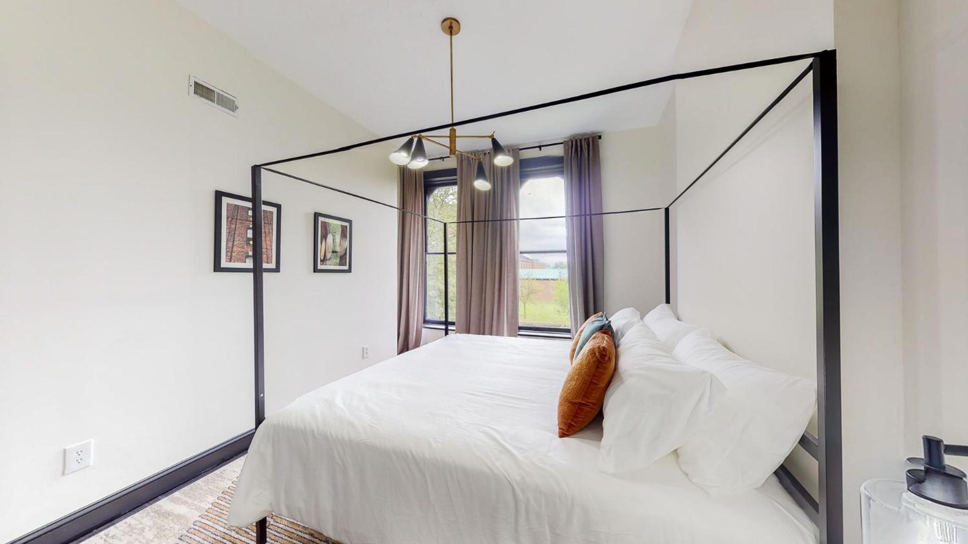 Stylish 2nd Floor Apartment with Pool Table Office Space near Churchill Downs