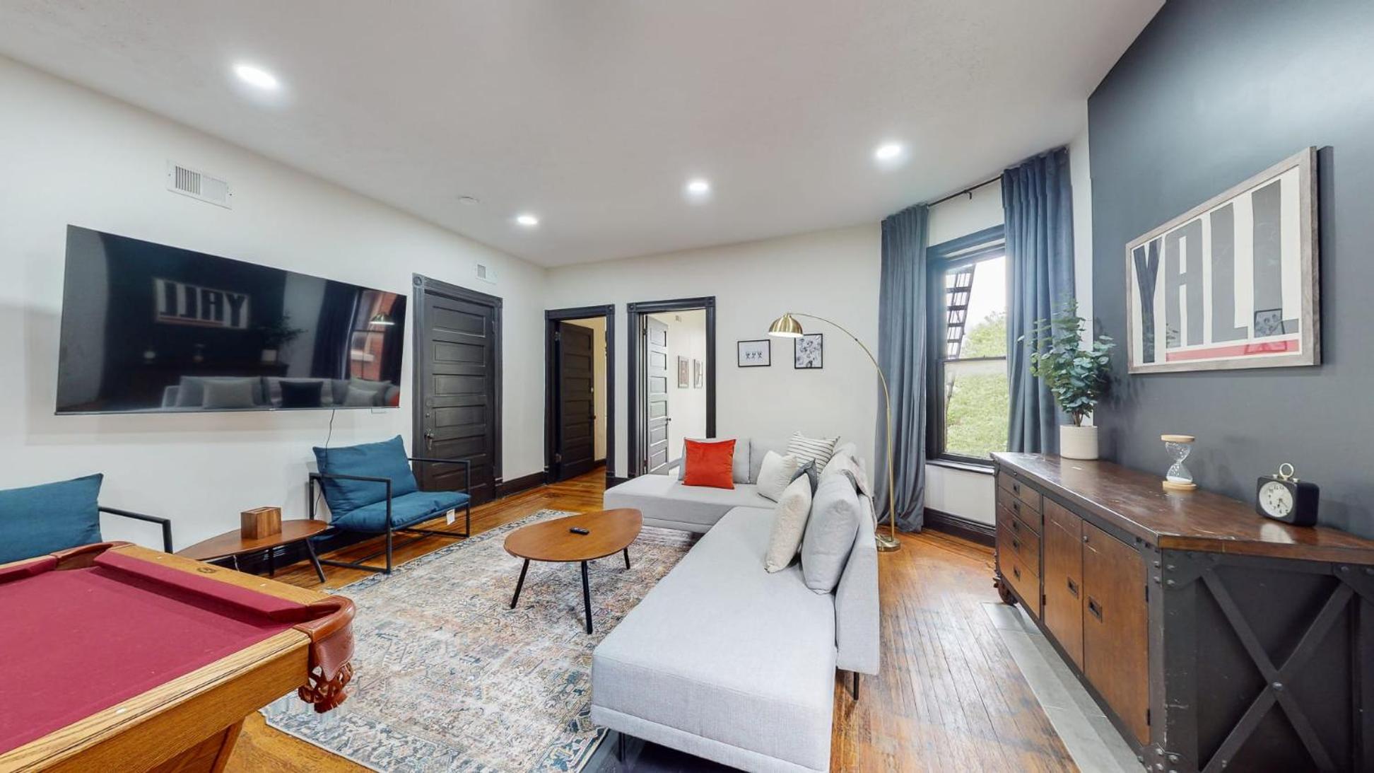 Stylish 2nd Floor Apartment with Pool Table Office Space near Churchill Downs