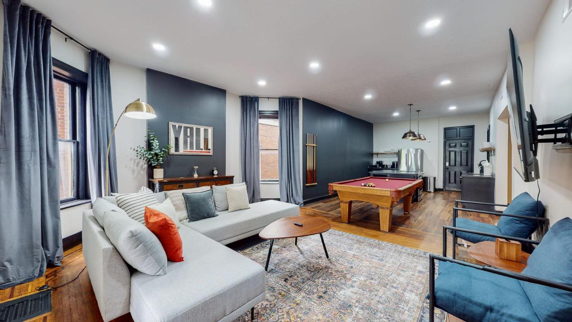 Stylish 2nd Floor Apartment with Pool Table Office Space near Churchill Downs