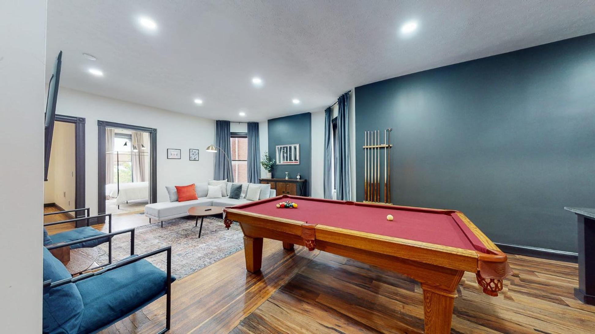 Stylish 2nd Floor Apartment with Pool Table Office Space near Churchill Downs