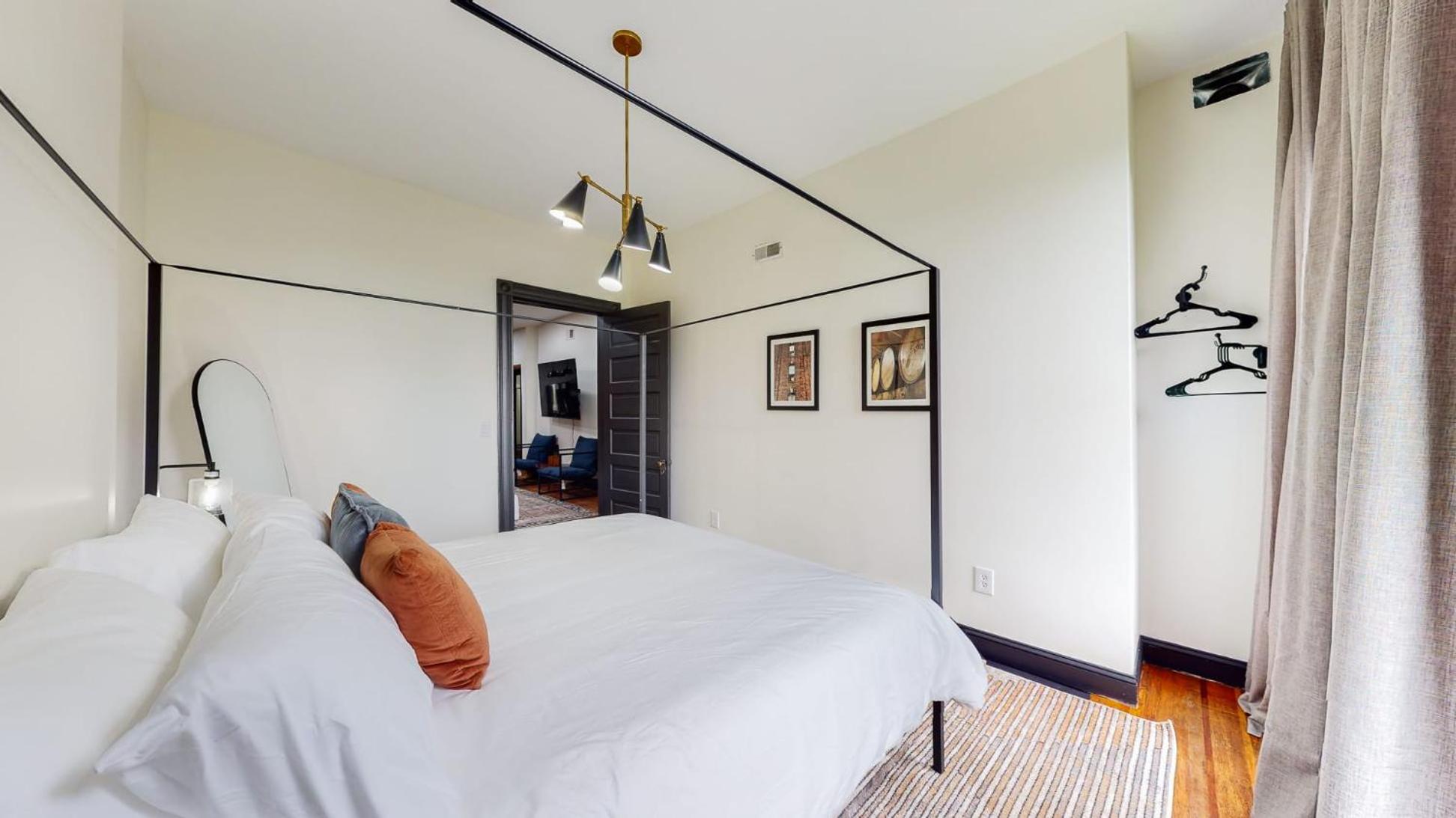 Stylish 2nd Floor Apartment with Pool Table Office Space near Churchill Downs