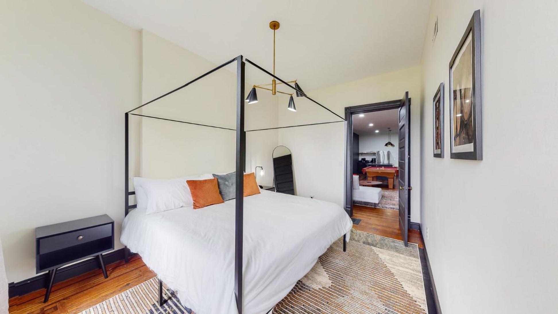Stylish 2nd Floor Apartment with Pool Table Office Space near Churchill Downs