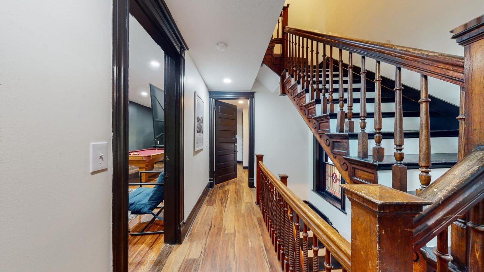 Stylish 2nd Floor Apartment with Pool Table Office Space near Churchill Downs