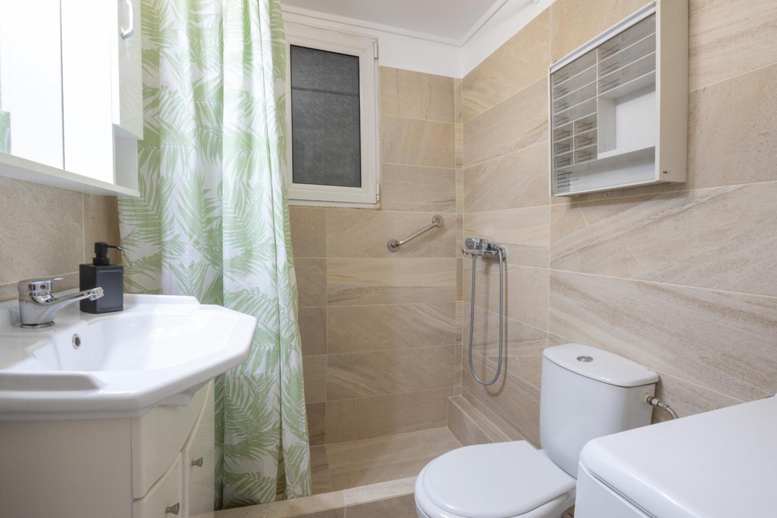 Spacious High-Ceiling 2-Bedroom by Acropolis Museum