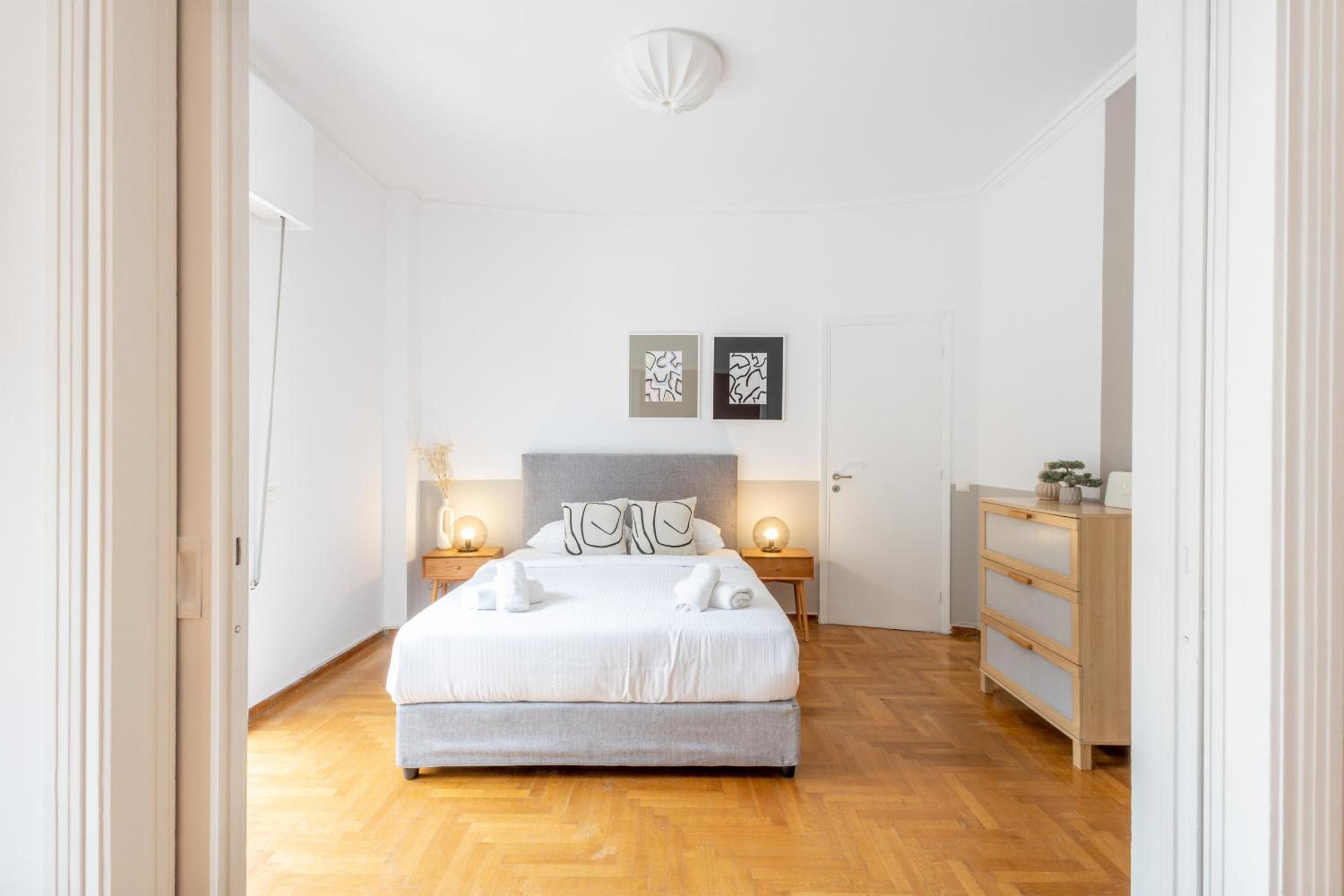 Spacious High-Ceiling 2-Bedroom by Acropolis Museum
