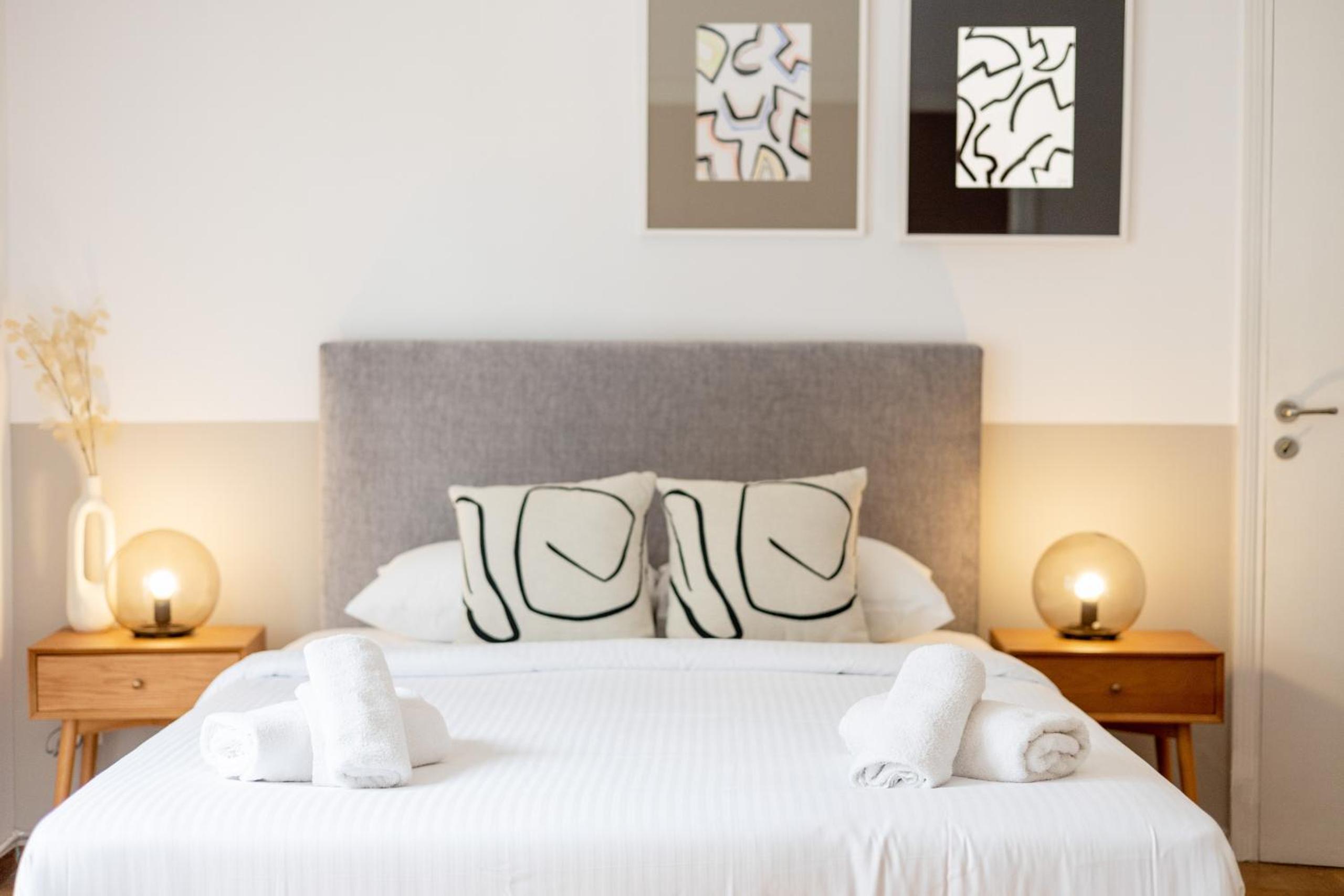 Spacious High-Ceiling 2-Bedroom by Acropolis Museum