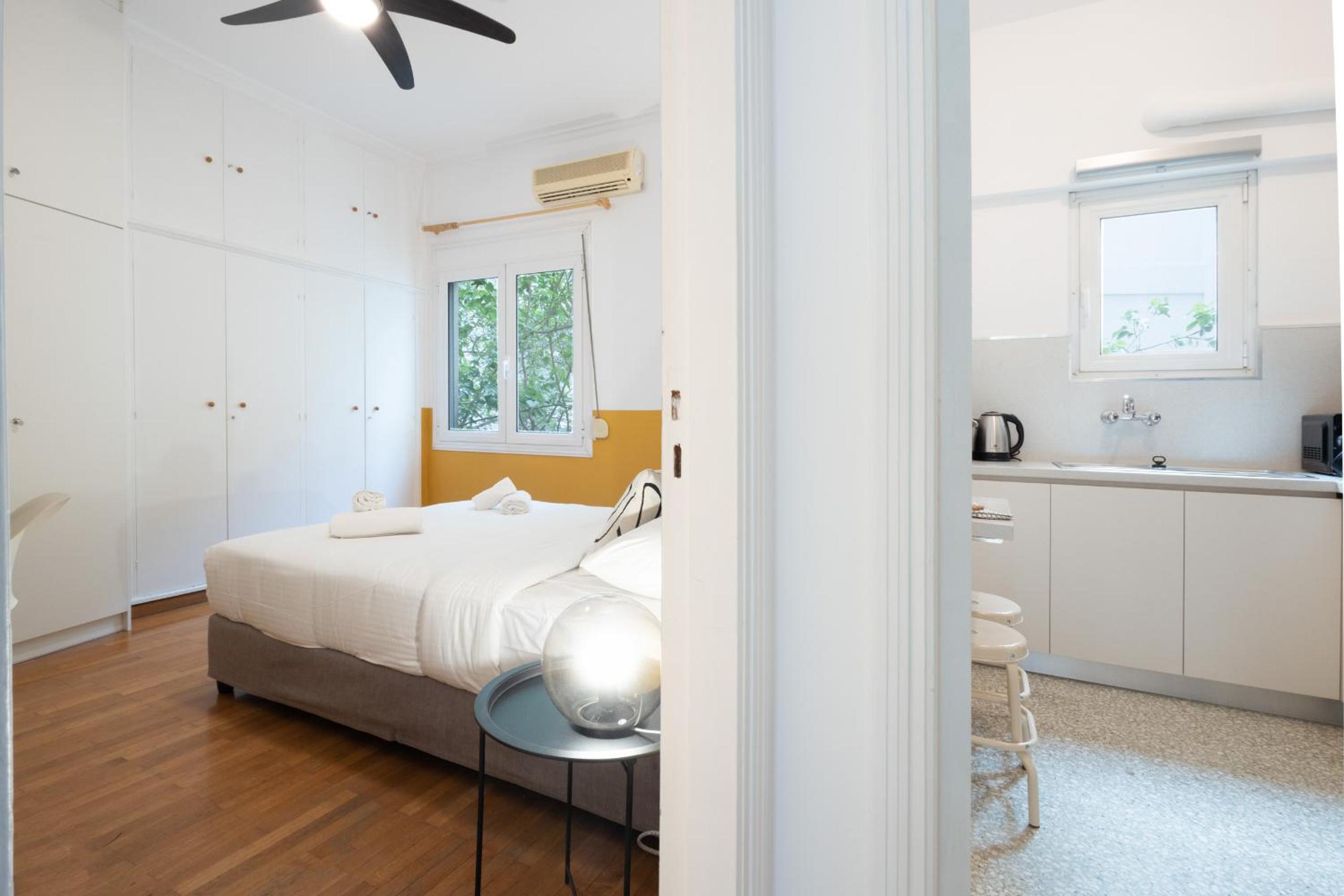 Spacious High-Ceiling 2-Bedroom by Acropolis Museum