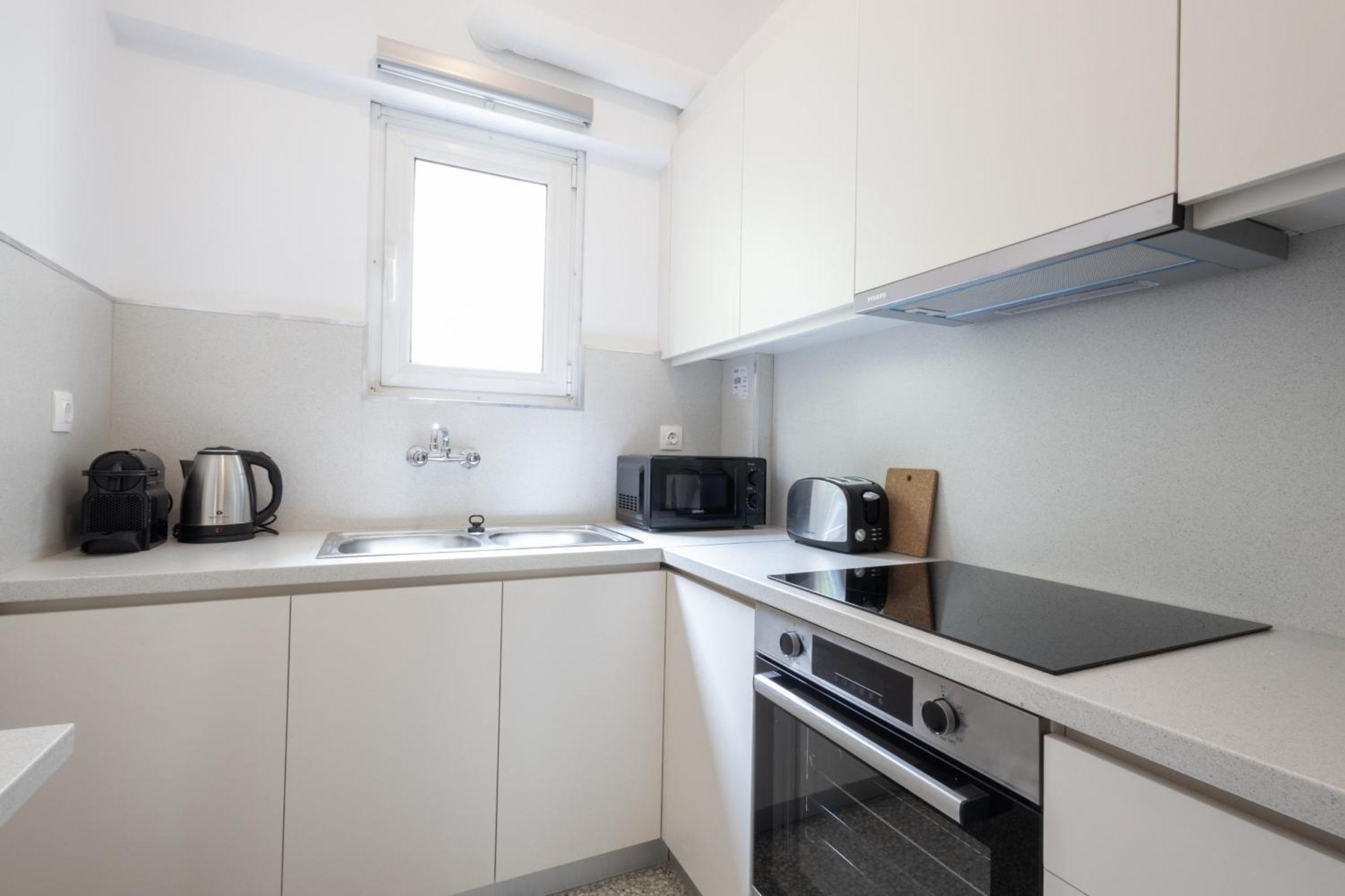 Spacious High-Ceiling 2-Bedroom by Acropolis Museum