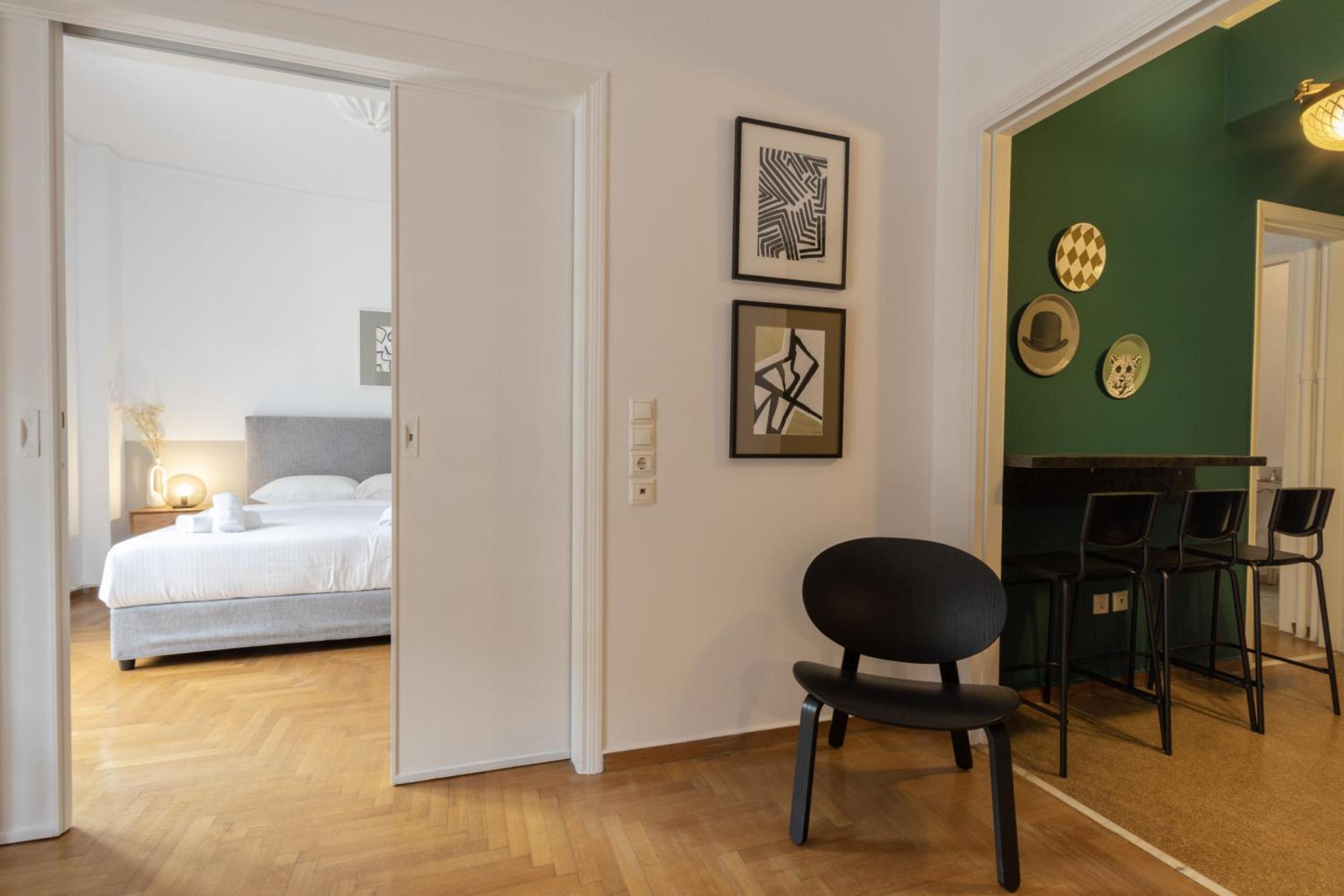 Spacious High-Ceiling 2-Bedroom by Acropolis Museum