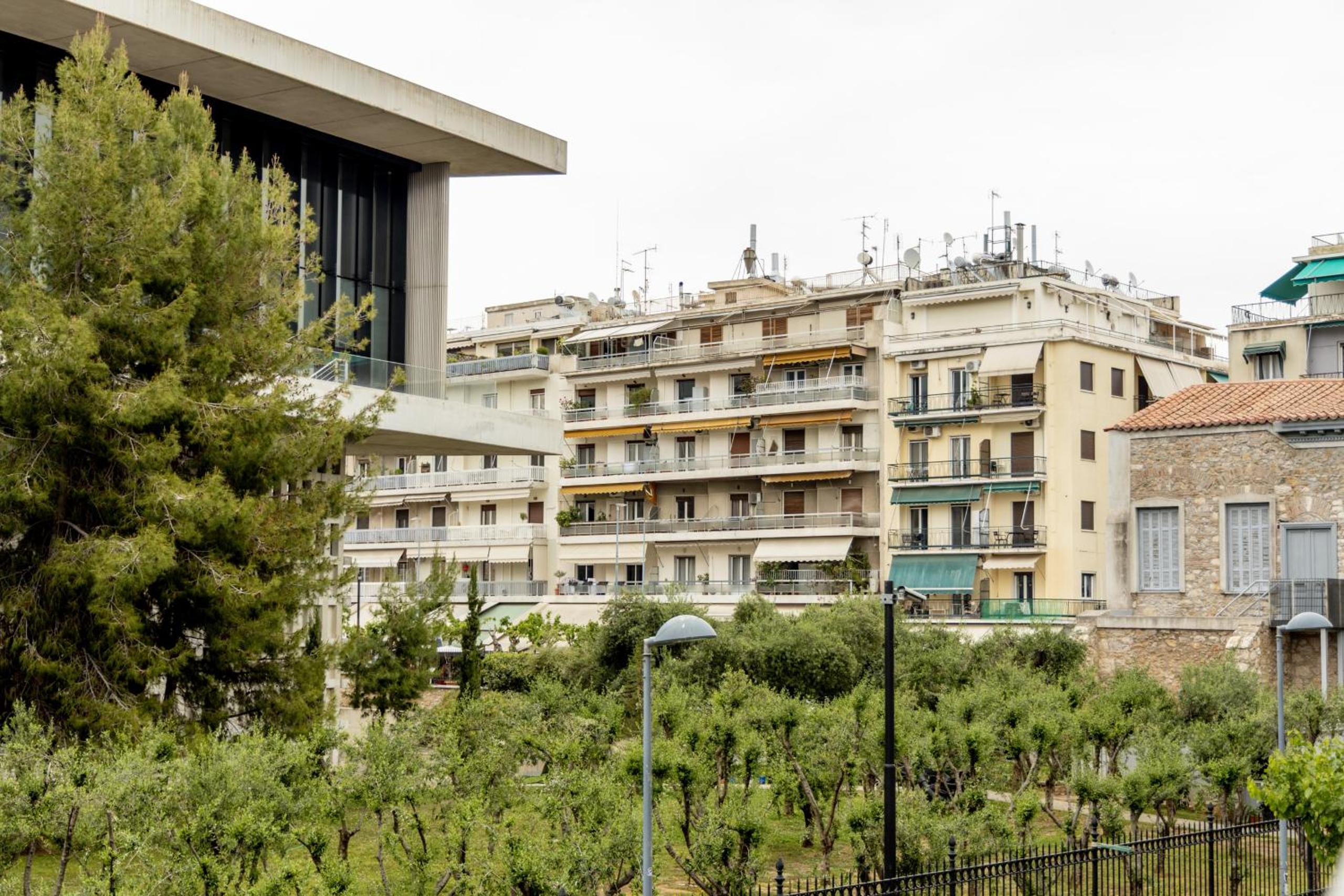 Spacious High-Ceiling 2-Bedroom by Acropolis Museum
