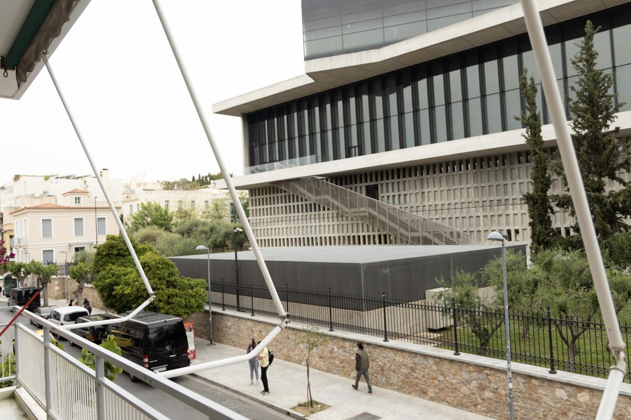 Spacious High-Ceiling 2-Bedroom by Acropolis Museum