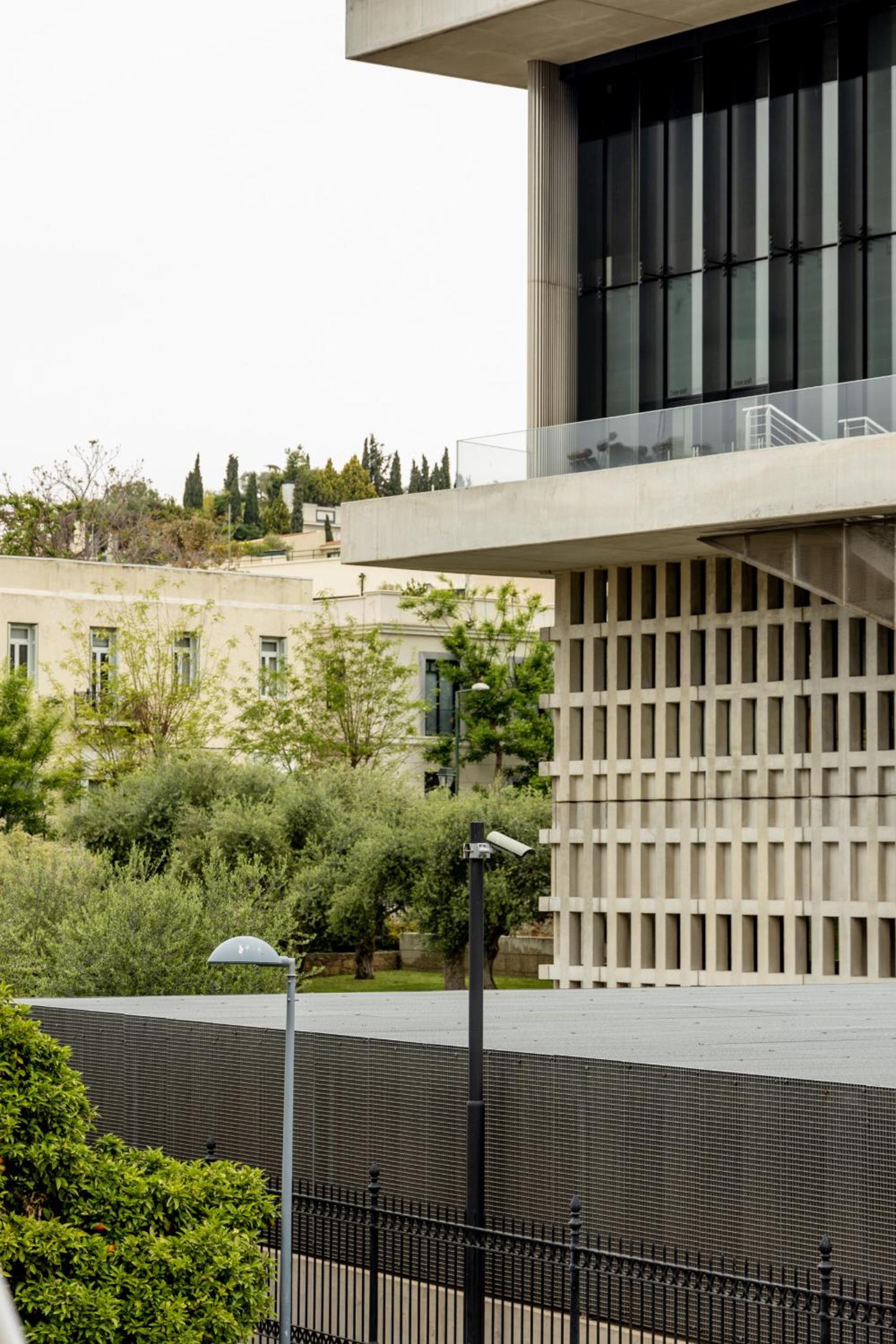 Spacious High-Ceiling 2-Bedroom by Acropolis Museum