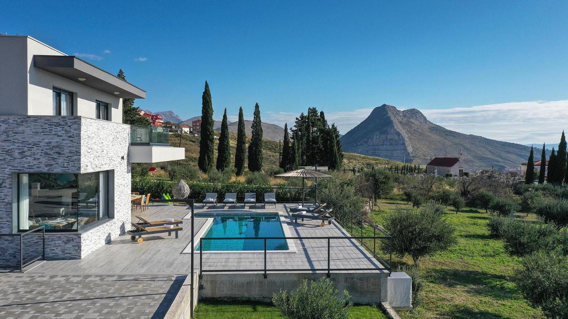 A wonderfull poolside villa in Solin view 3